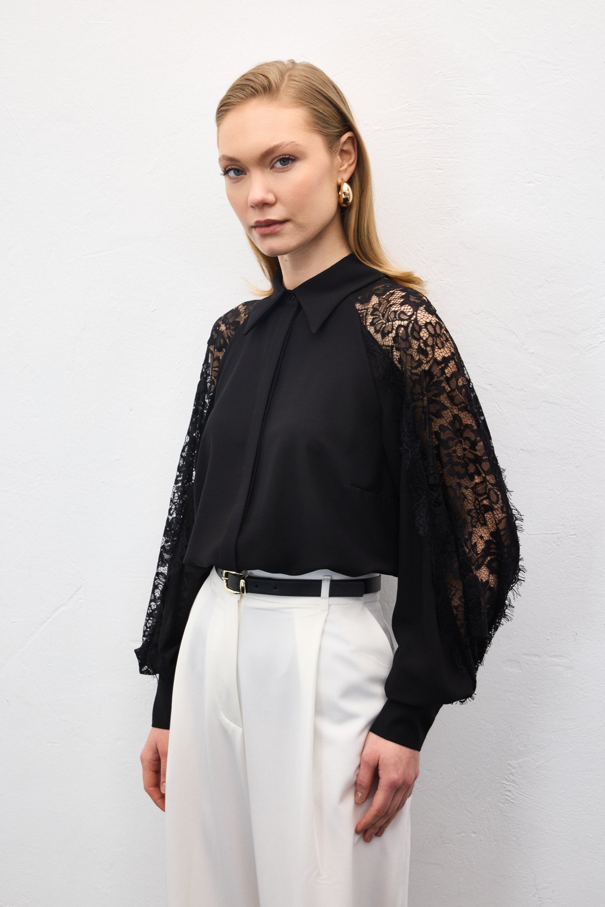 Kolları Dantel Detaylı Gömlek - Siyah