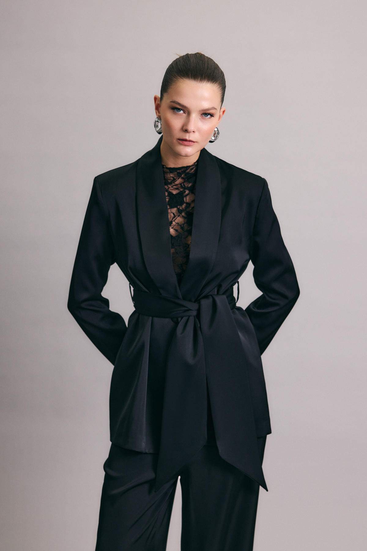 Kuşaklı Saten Ceket - Siyah