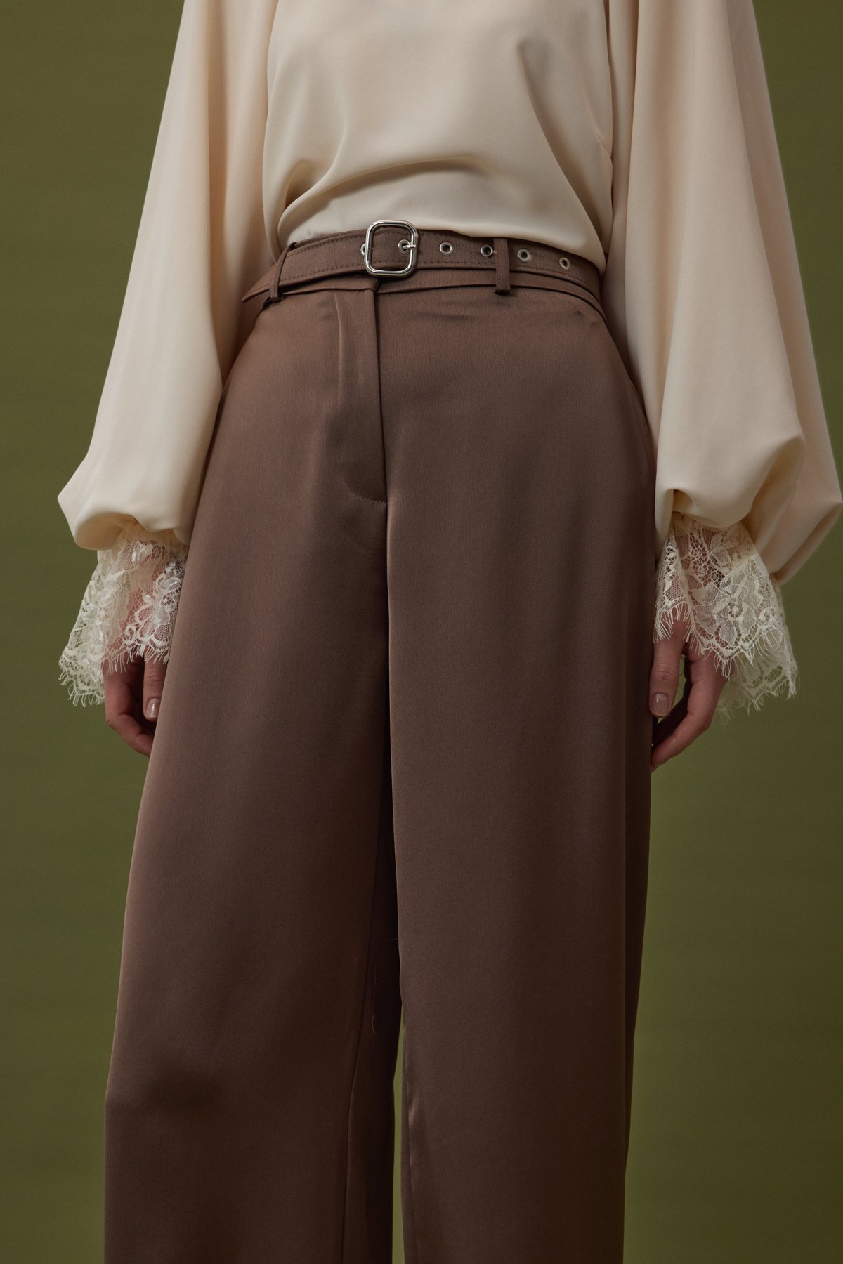 Kemer Detaylı Saten Pantolon - Kahve