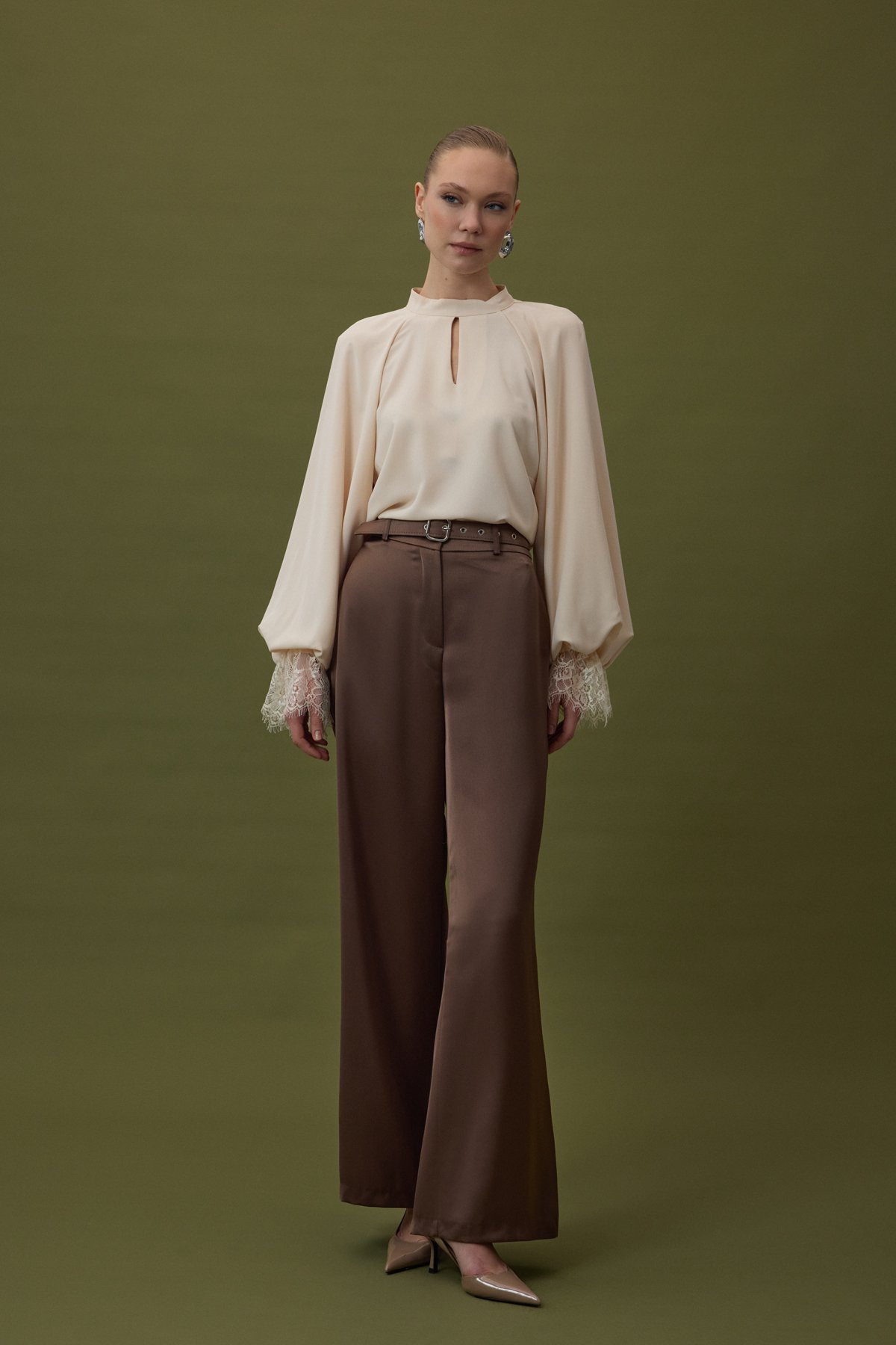 Kemer Detaylı Saten Pantolon - Kahve