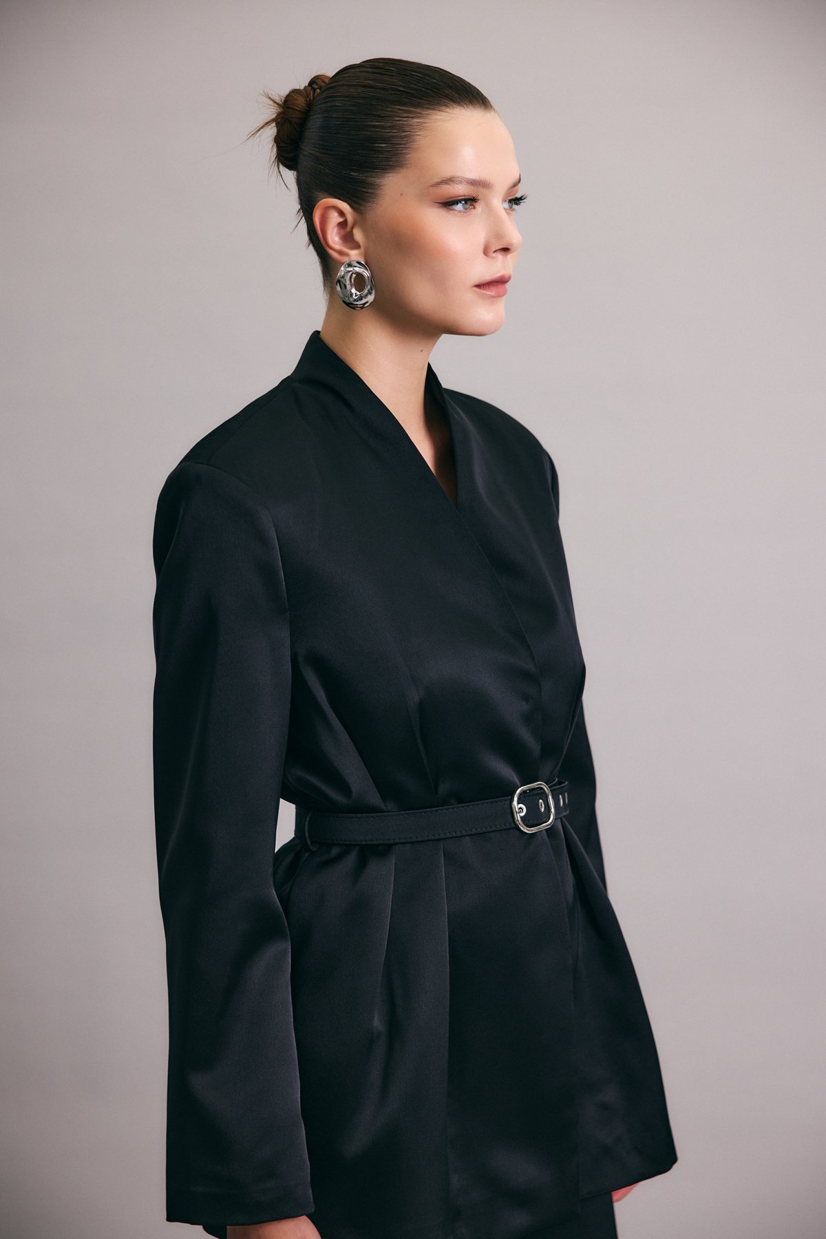 Lisa Kemerli Saten Ceket - Siyah