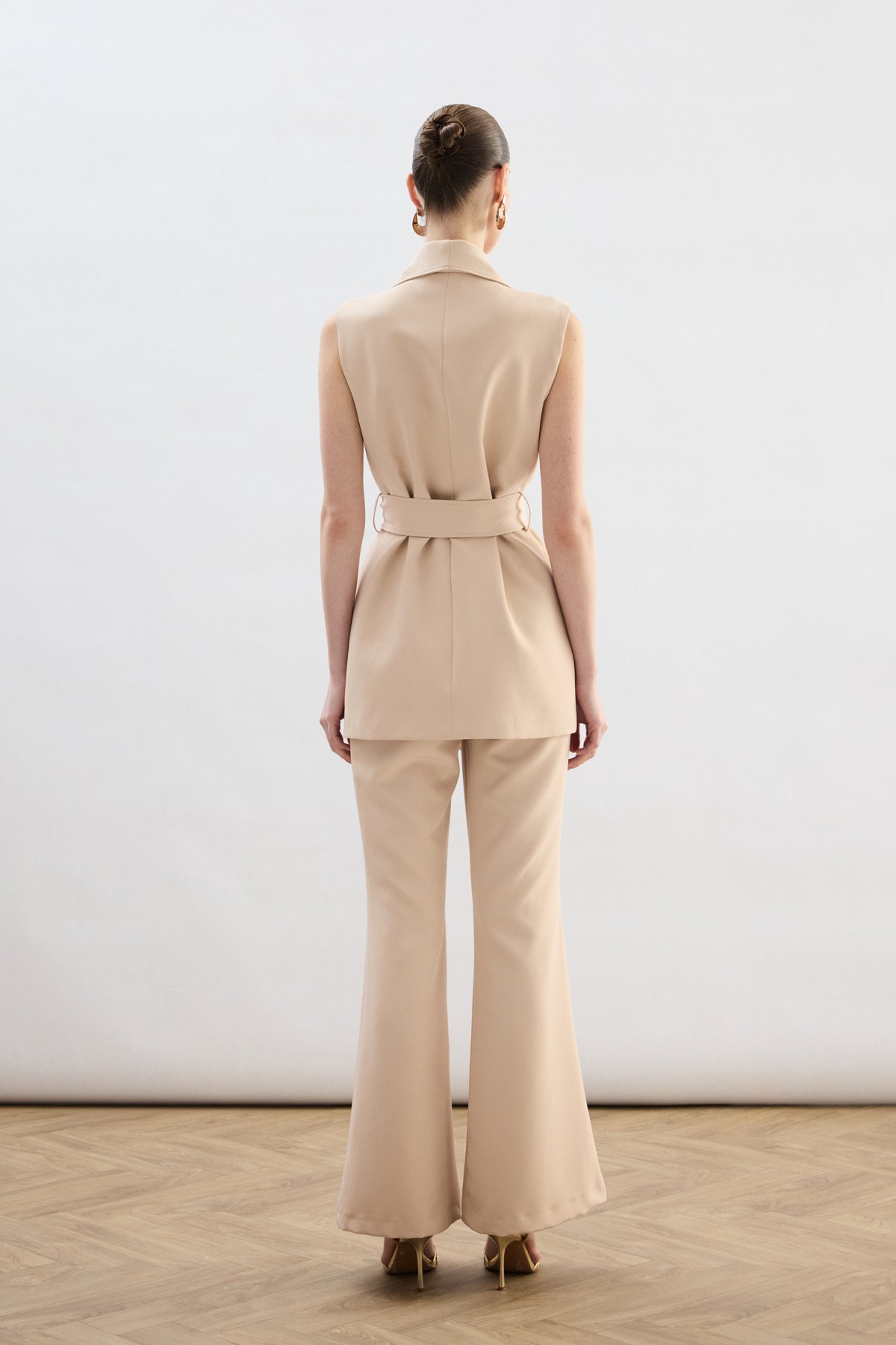 Omuz Aksesuarlı Kuşaklı Yelek - Bej