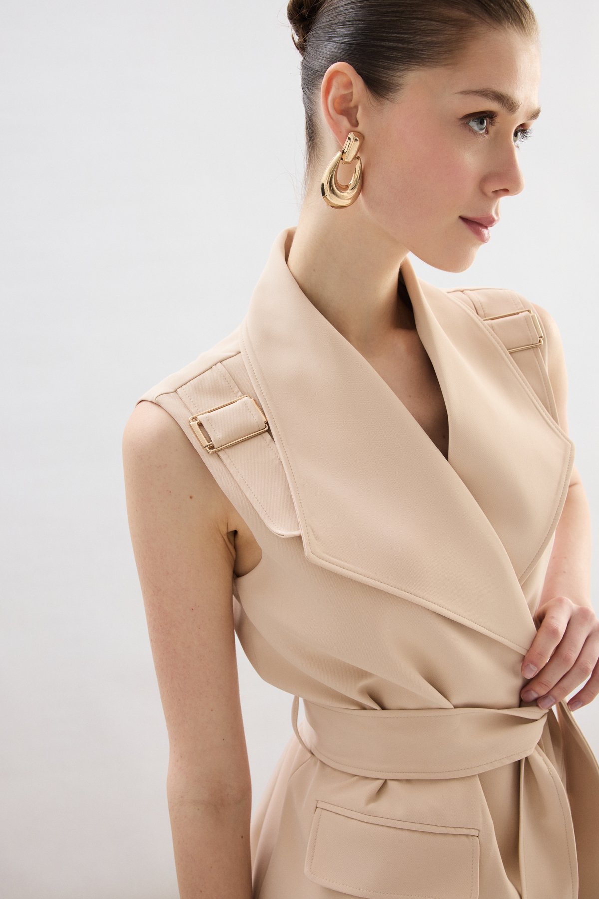 Omuz Aksesuarlı Kuşaklı Yelek - Bej
