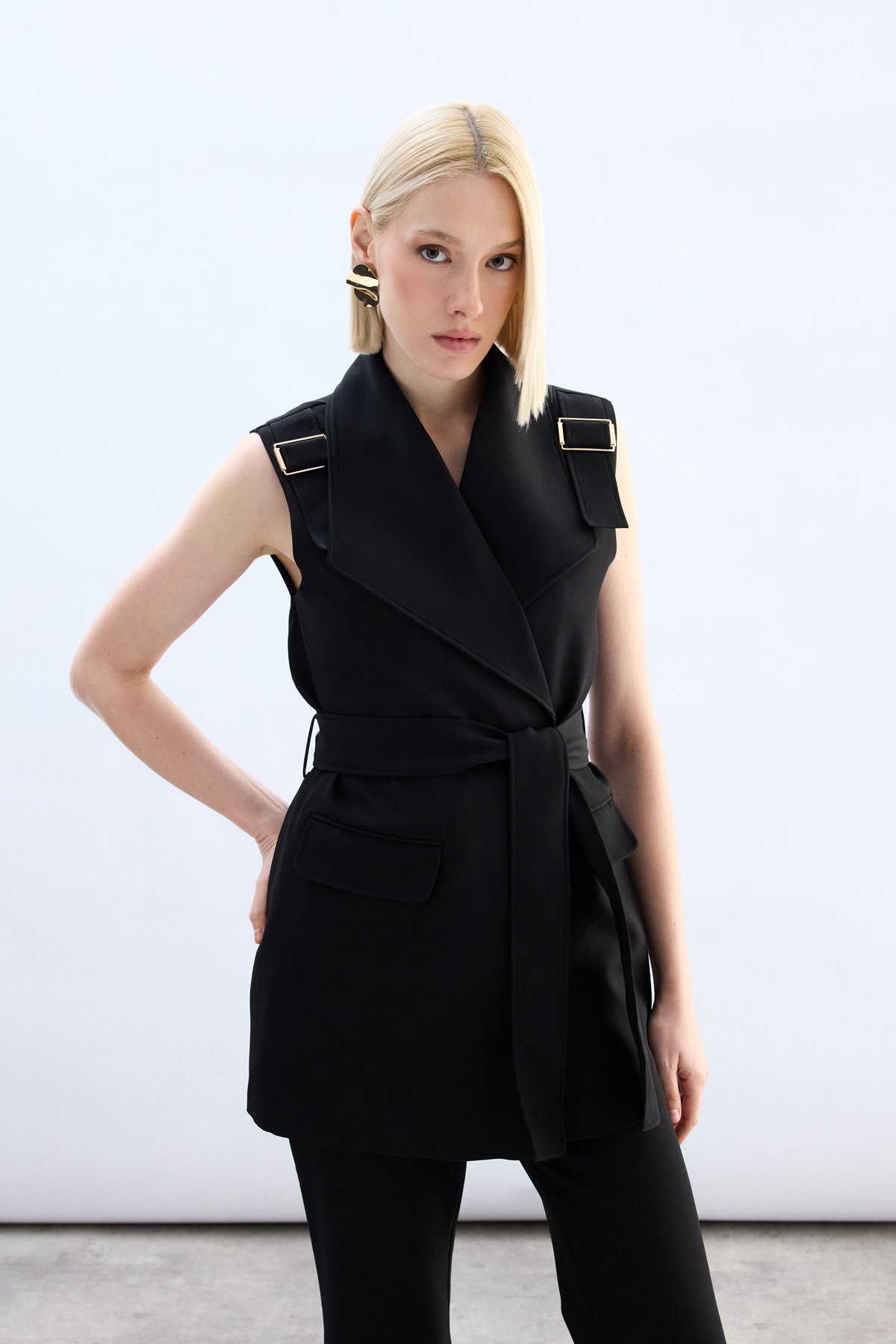 Omuz Aksesuarlı Kuşaklı Yelek - Siyah