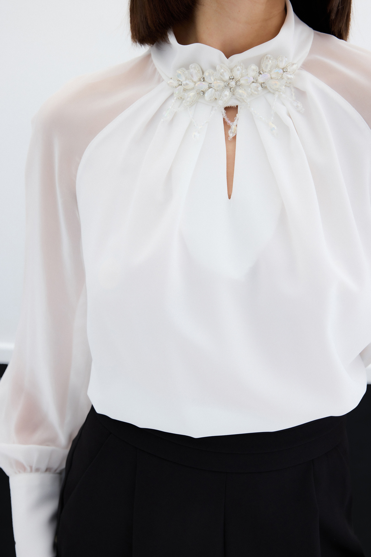 Yaka Aksesuarlı Bluz - Ekru