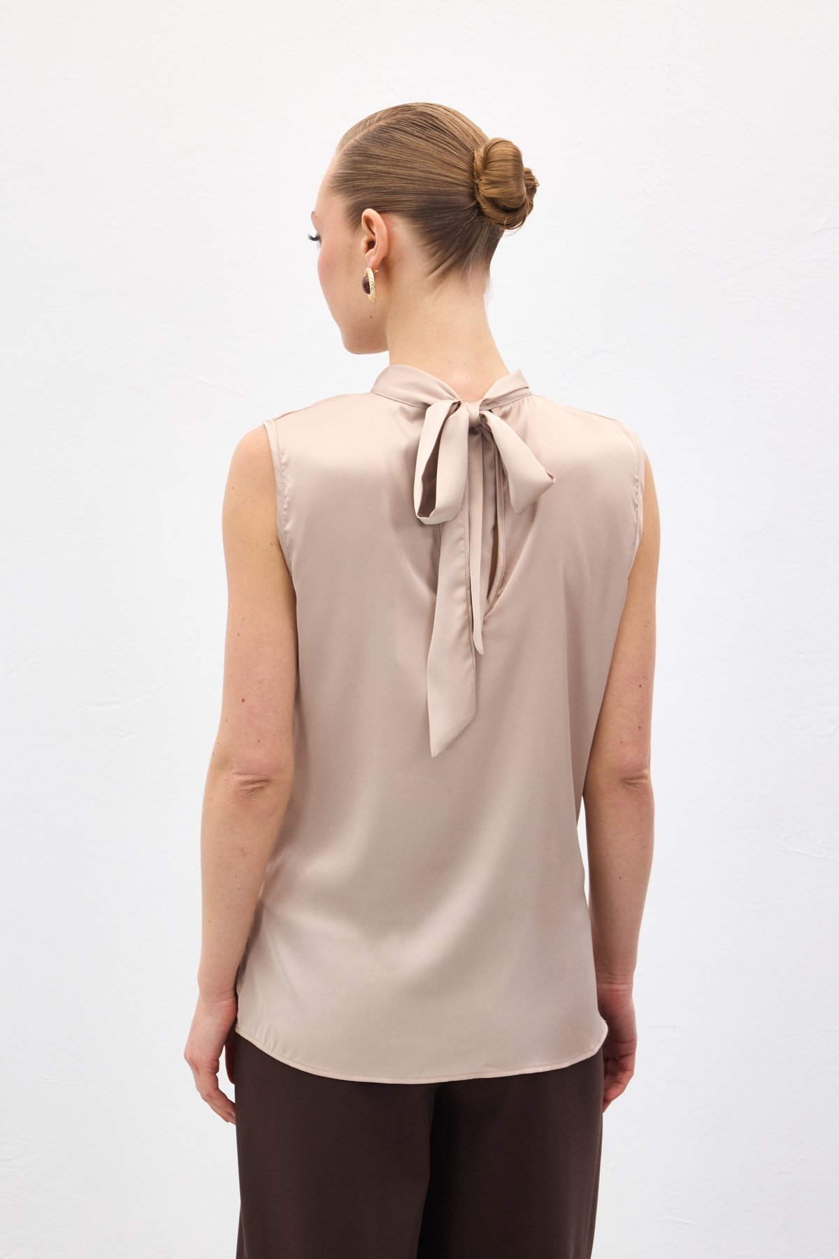 Yaka Detaylı Saten Bluz - Bej