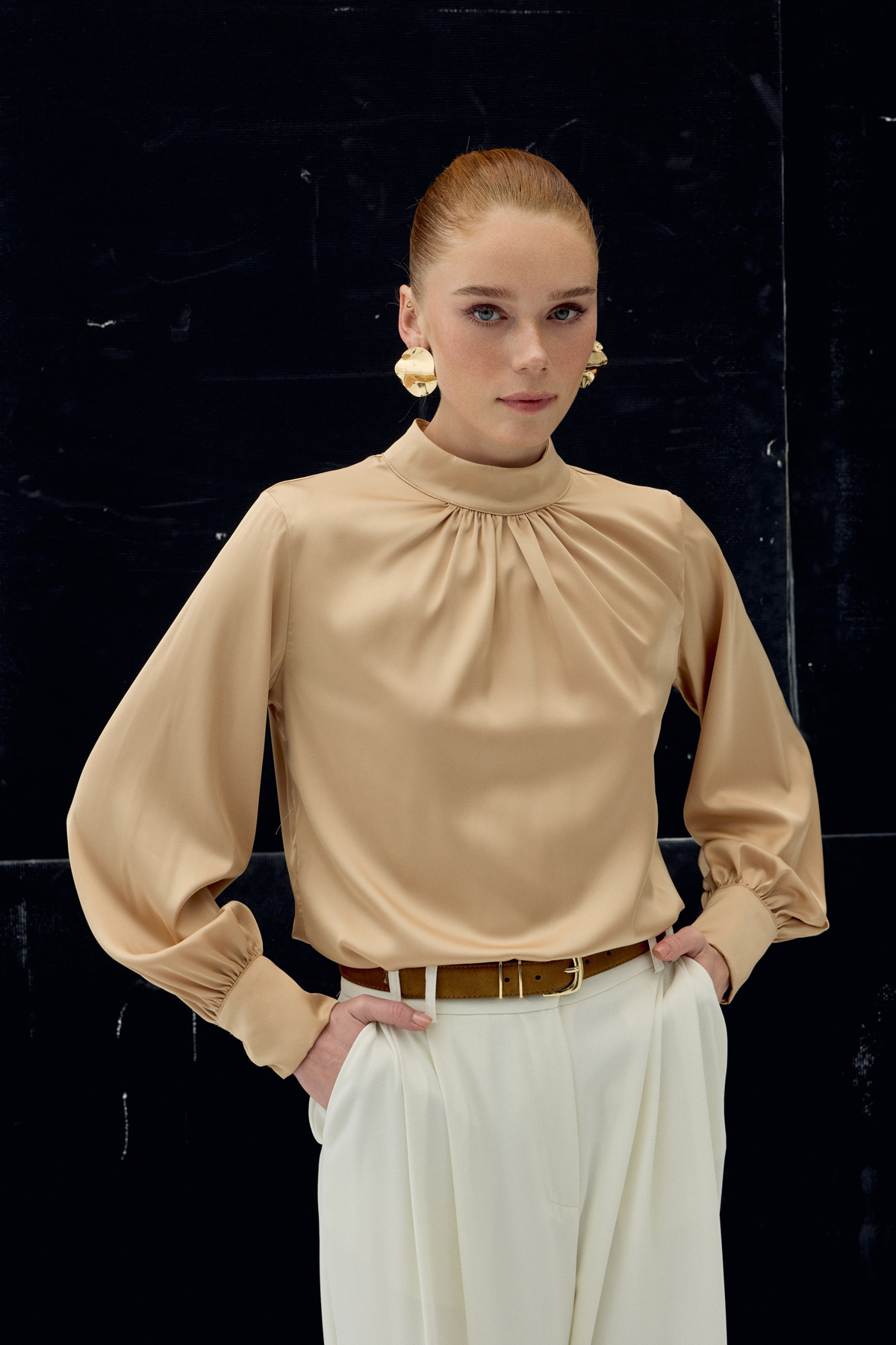 Yaka Detaylı Saten Bluz - Camel