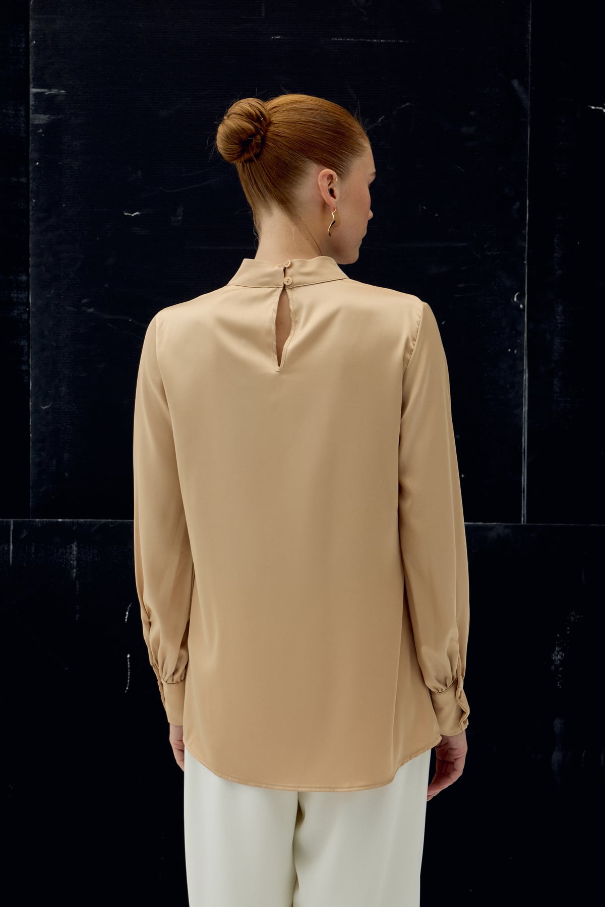 Yaka Detaylı Saten Bluz - Camel