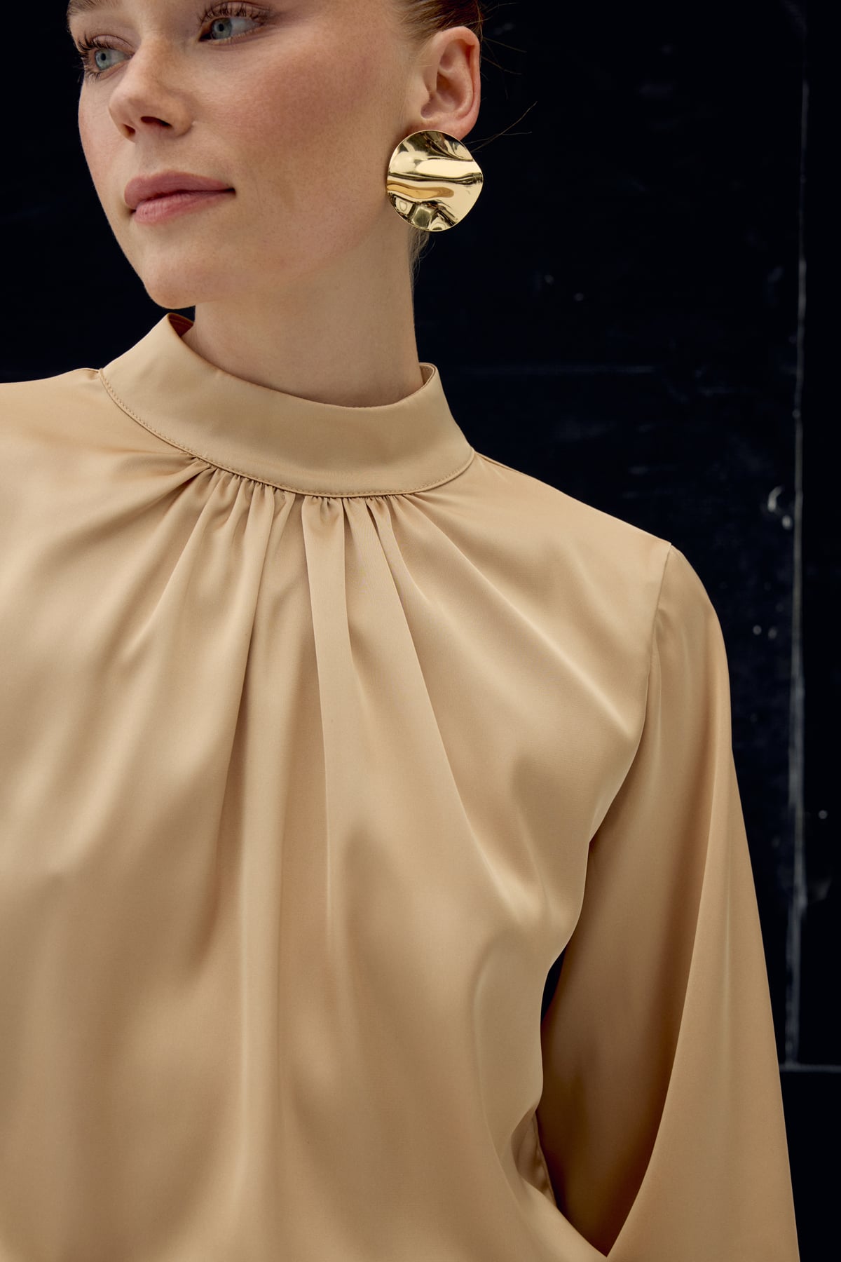 Yaka Detaylı Saten Bluz - Camel