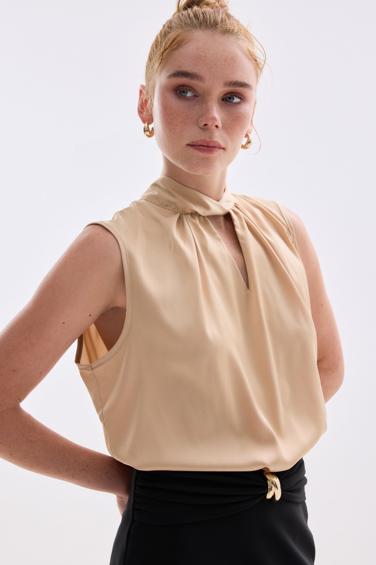 Yaka Detaylı Saten Bluz - Camel