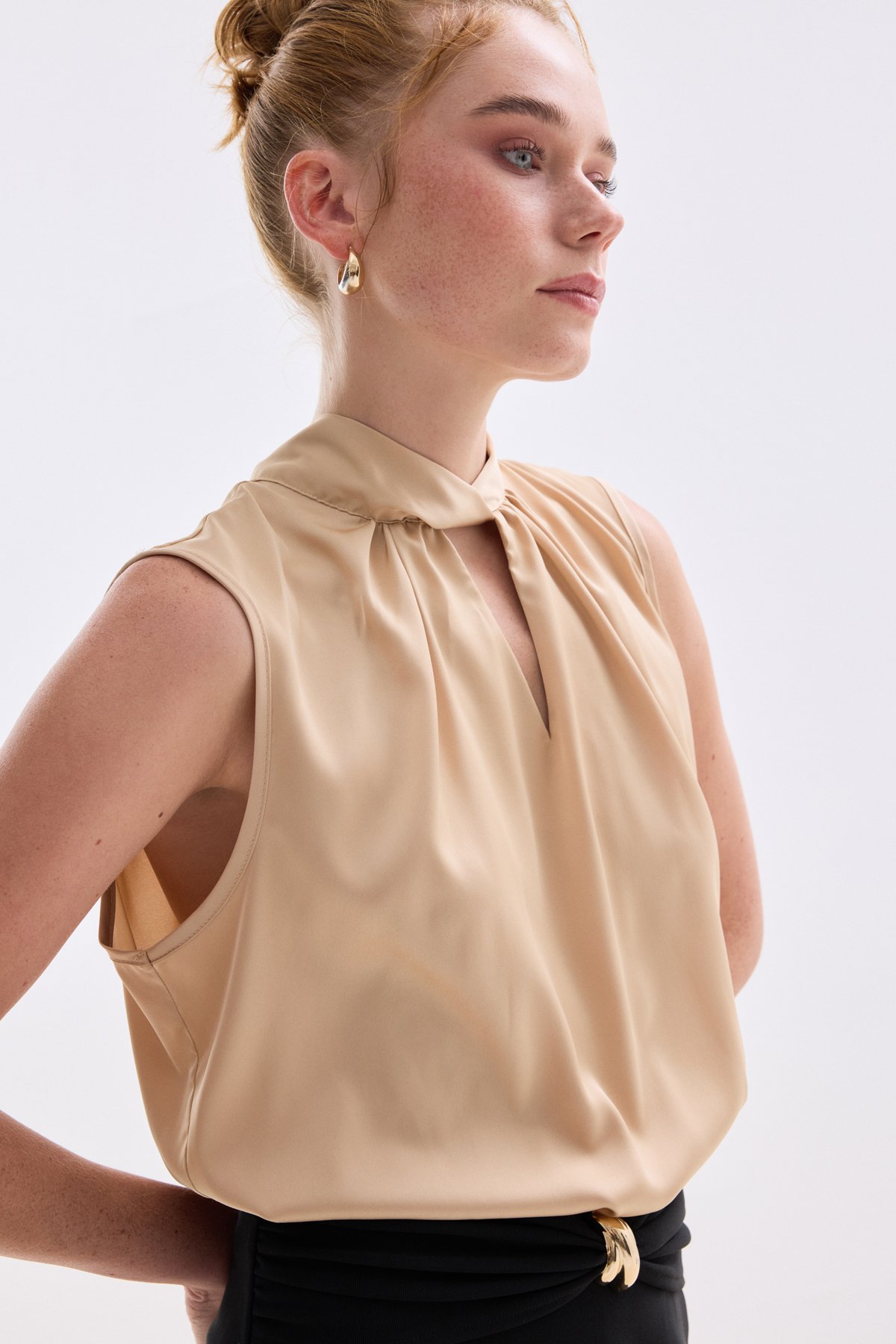 Yaka Detaylı Saten Bluz - Camel