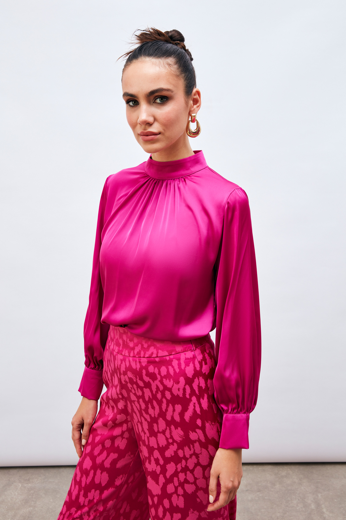 Yaka Detaylı Saten Bluz - FUŞYA