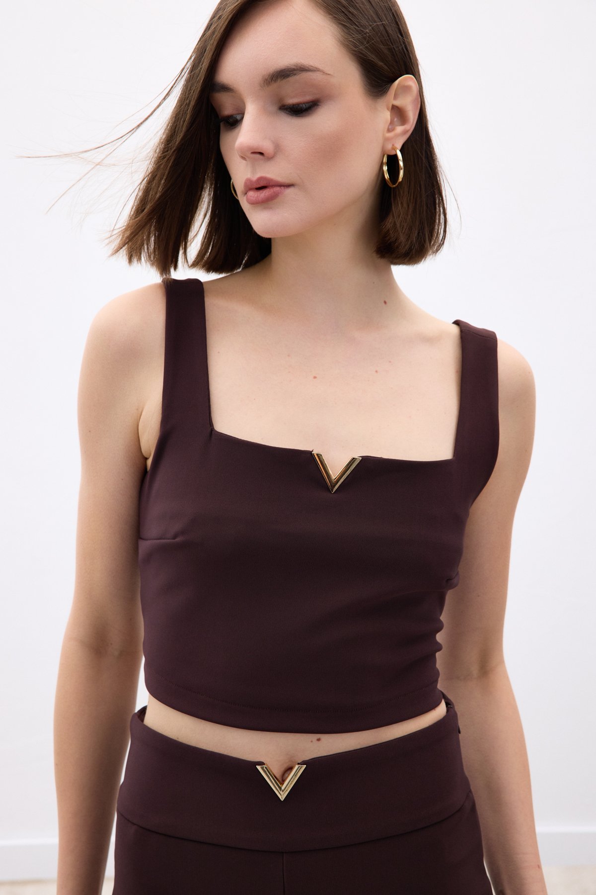 Yaka Gold Aksesuarlı Bluz - Kahve