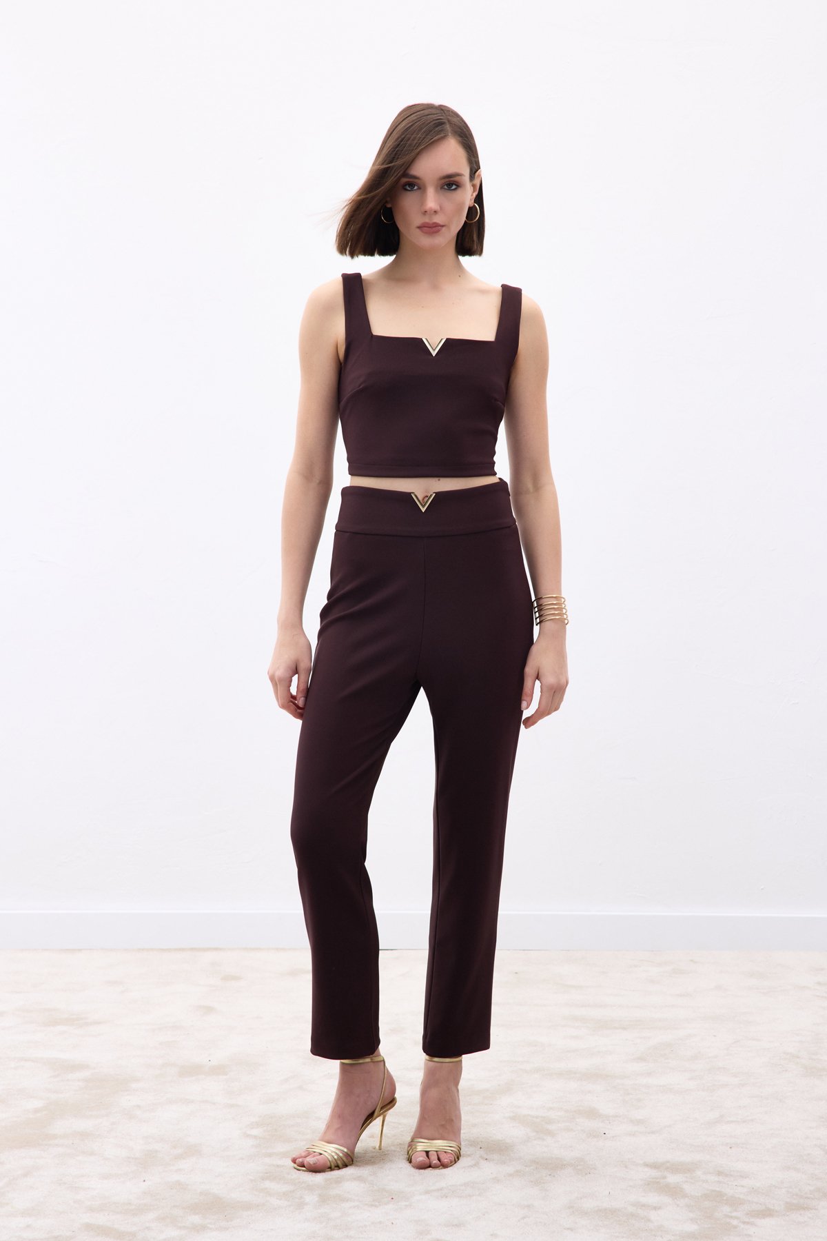 Yaka Gold Aksesuarlı Bluz - Kahve