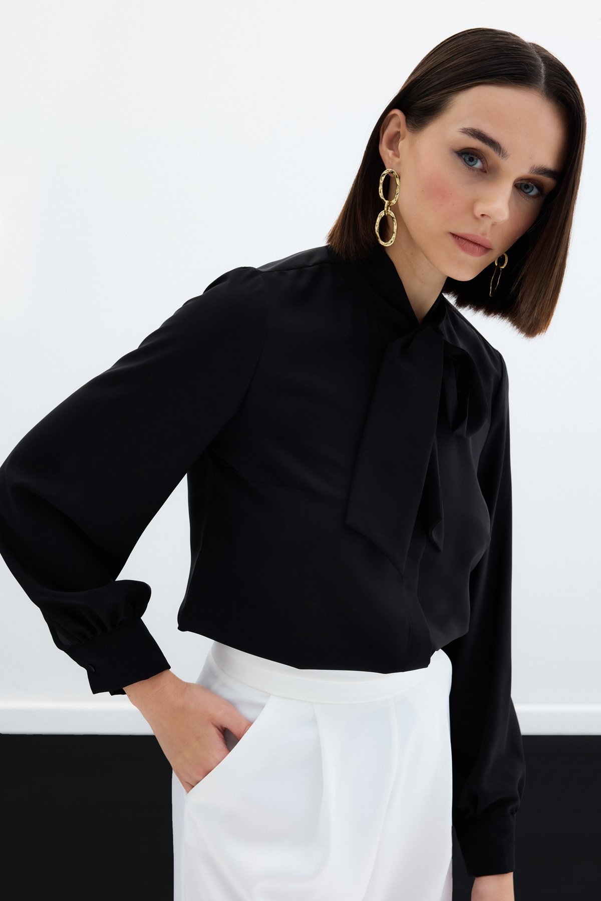 Yakası Bağlamalı Düz Gömlek - Siyah