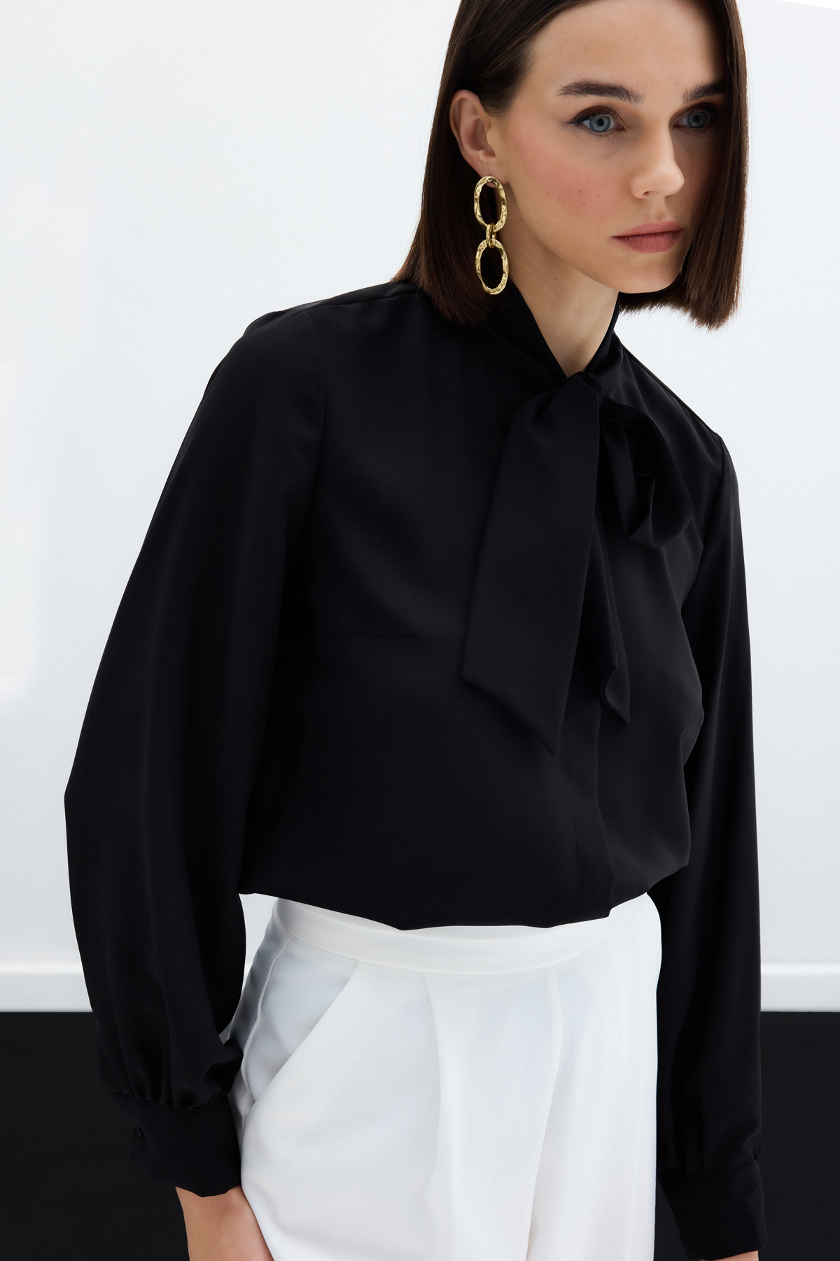 Yakası Bağlamalı Düz Gömlek - Siyah