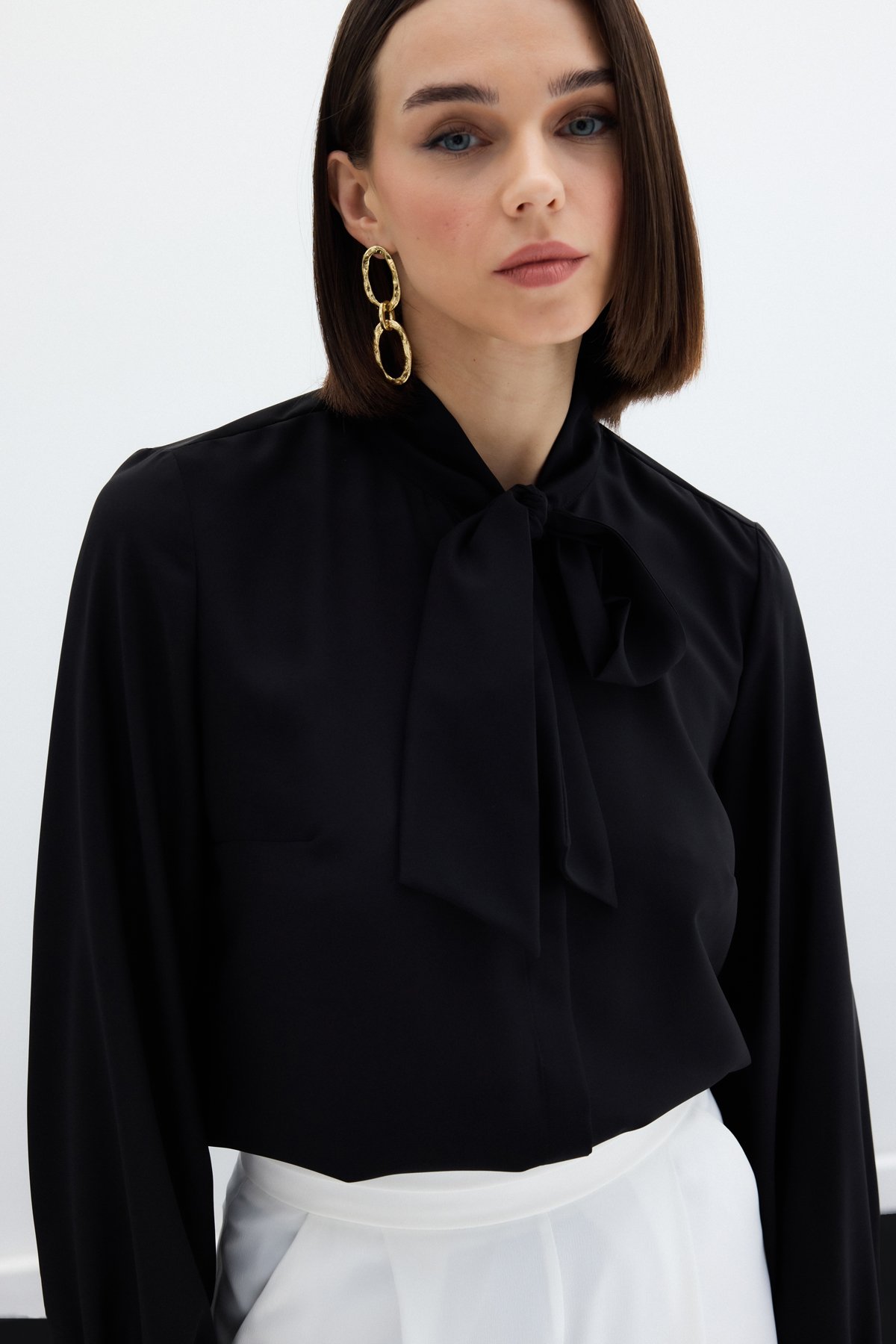 Yakası Bağlamalı Düz Gömlek - Siyah