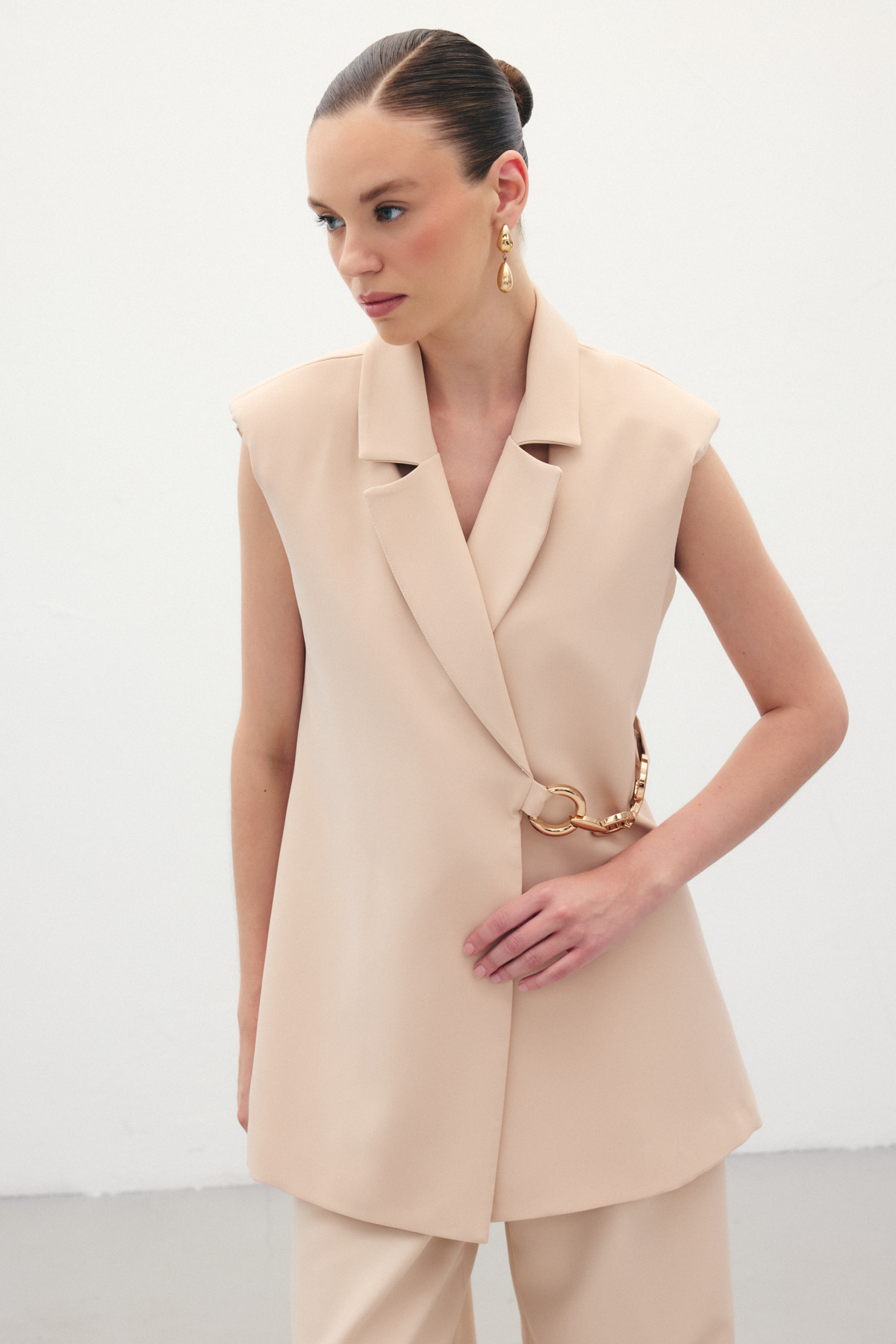 Yan Aksesuarlı Uzun Yelek - Bej