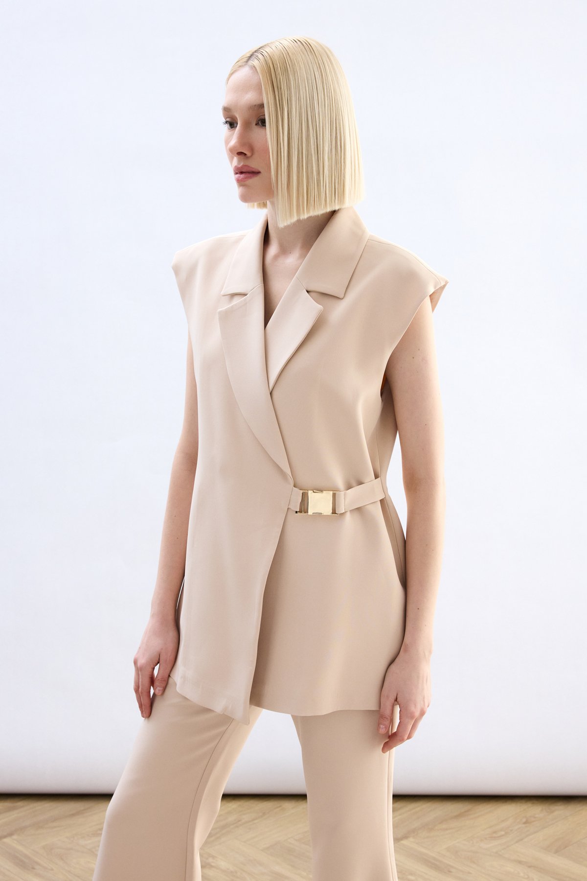 Yan Kemerli Uzun Yelek - Bej