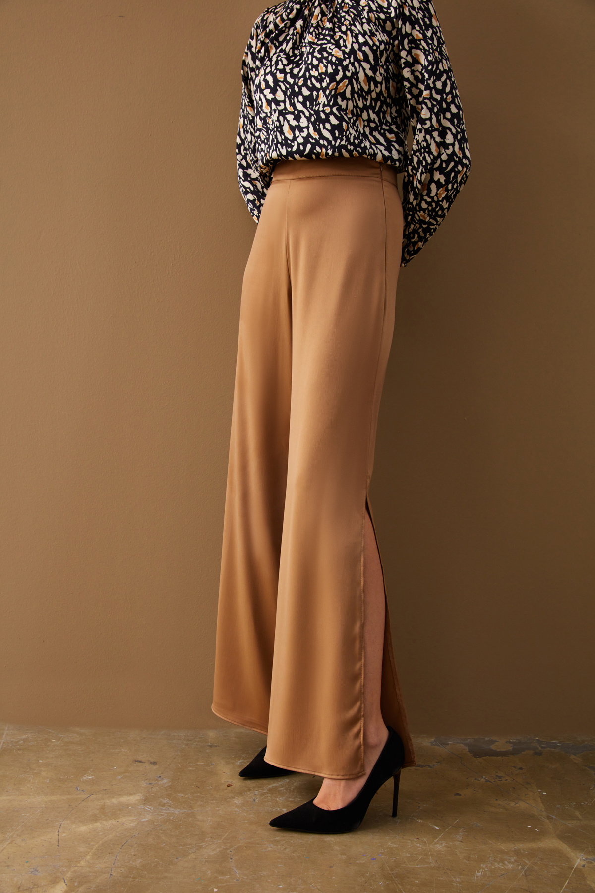 Yırtmaç Detaylı Saten Pantolon - CAMEL