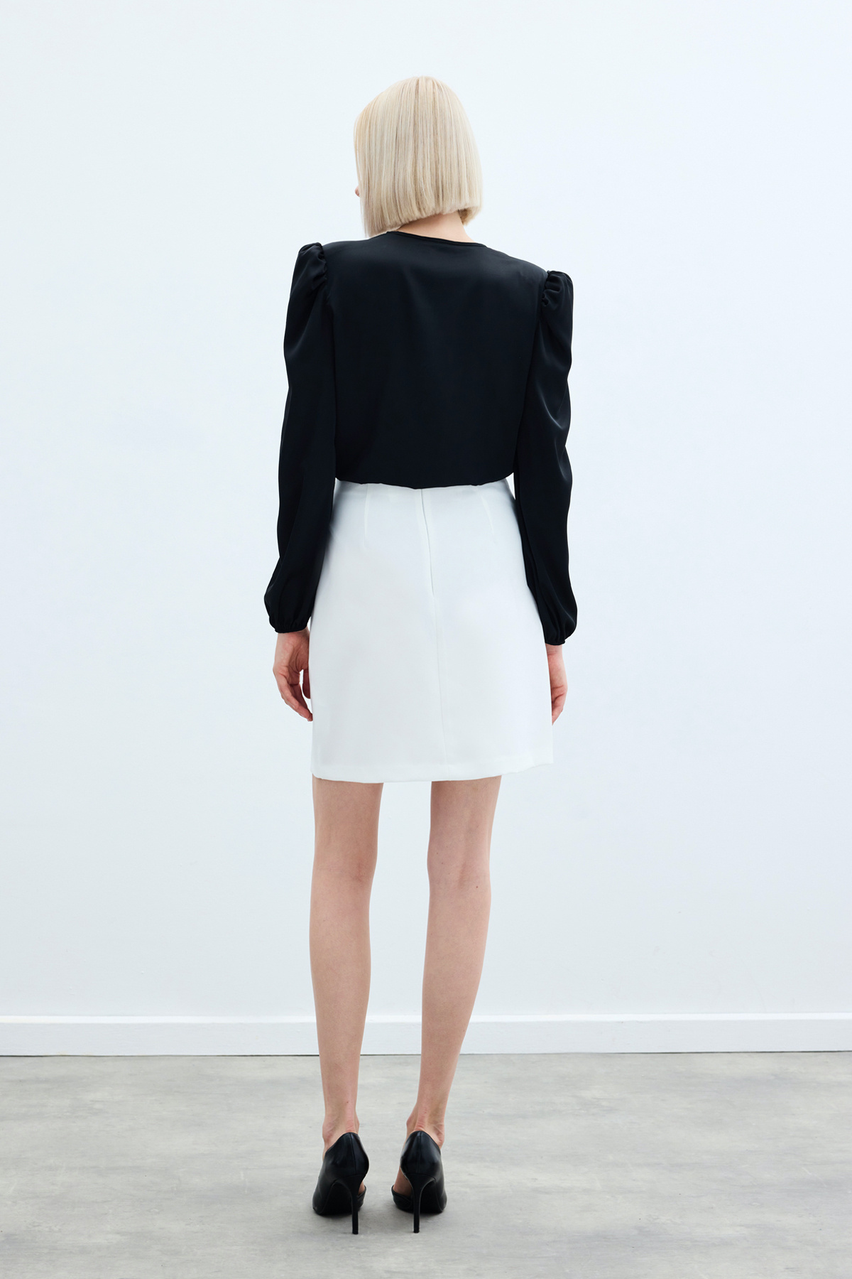 Zincir Aksesuarlı Mini Etek - Ekru