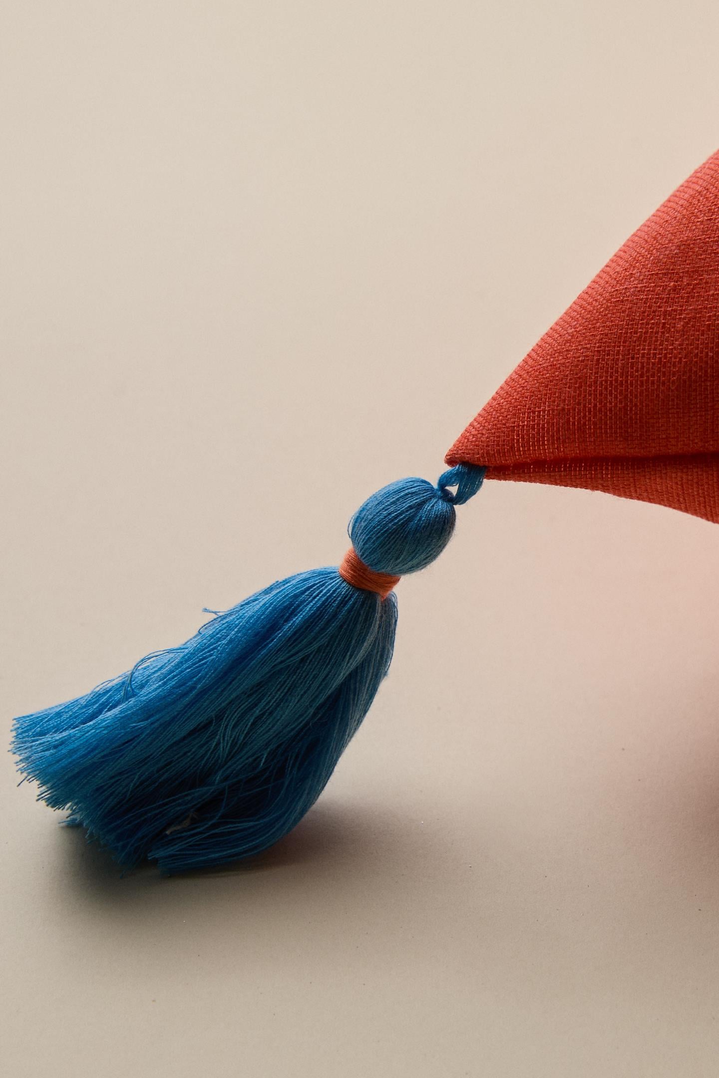 Color Think Baskılı Püsküllü Kırlent Kılıfı