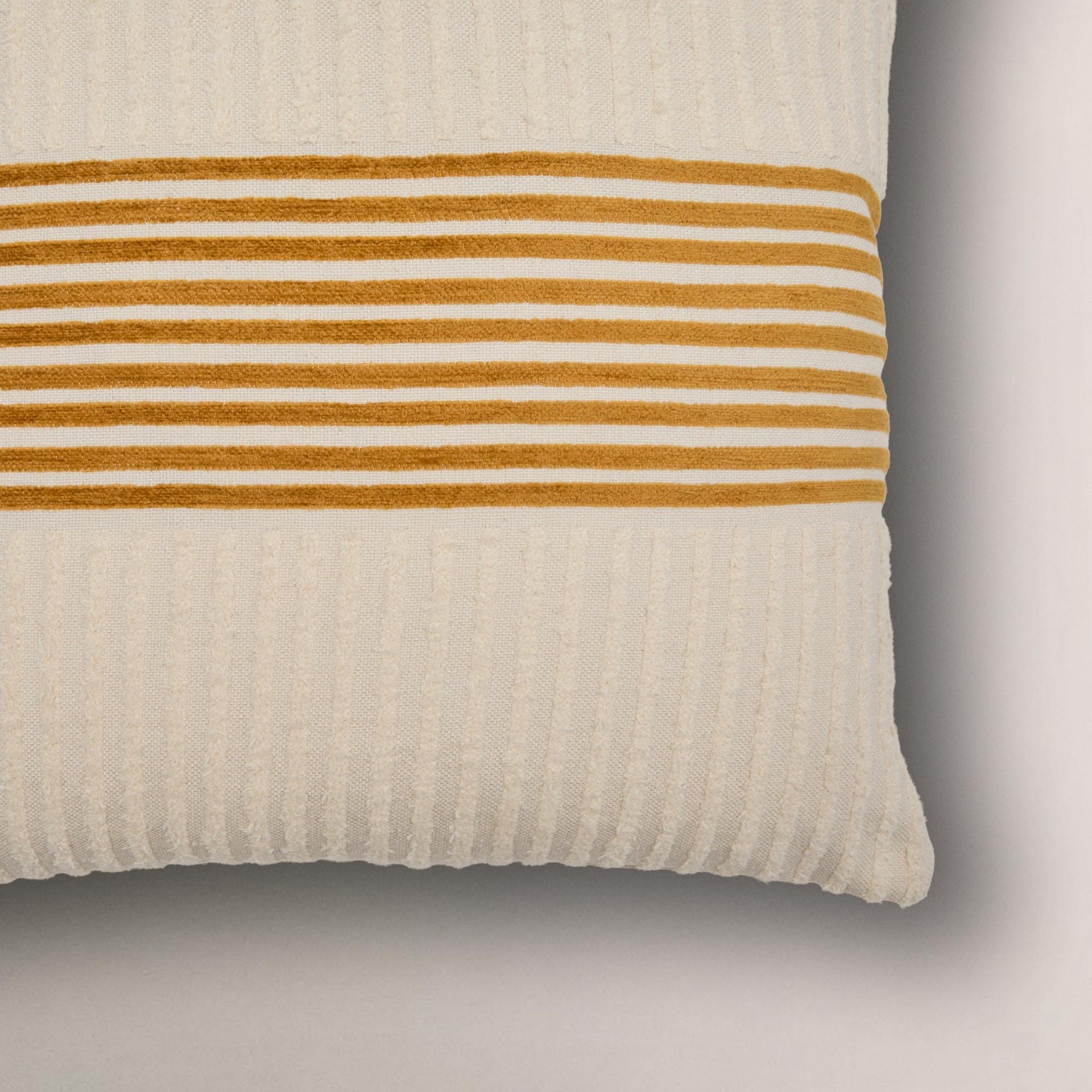 Ella Krem ve Hardal Çizgili 43x43 Kare Kırlent Kılıfı