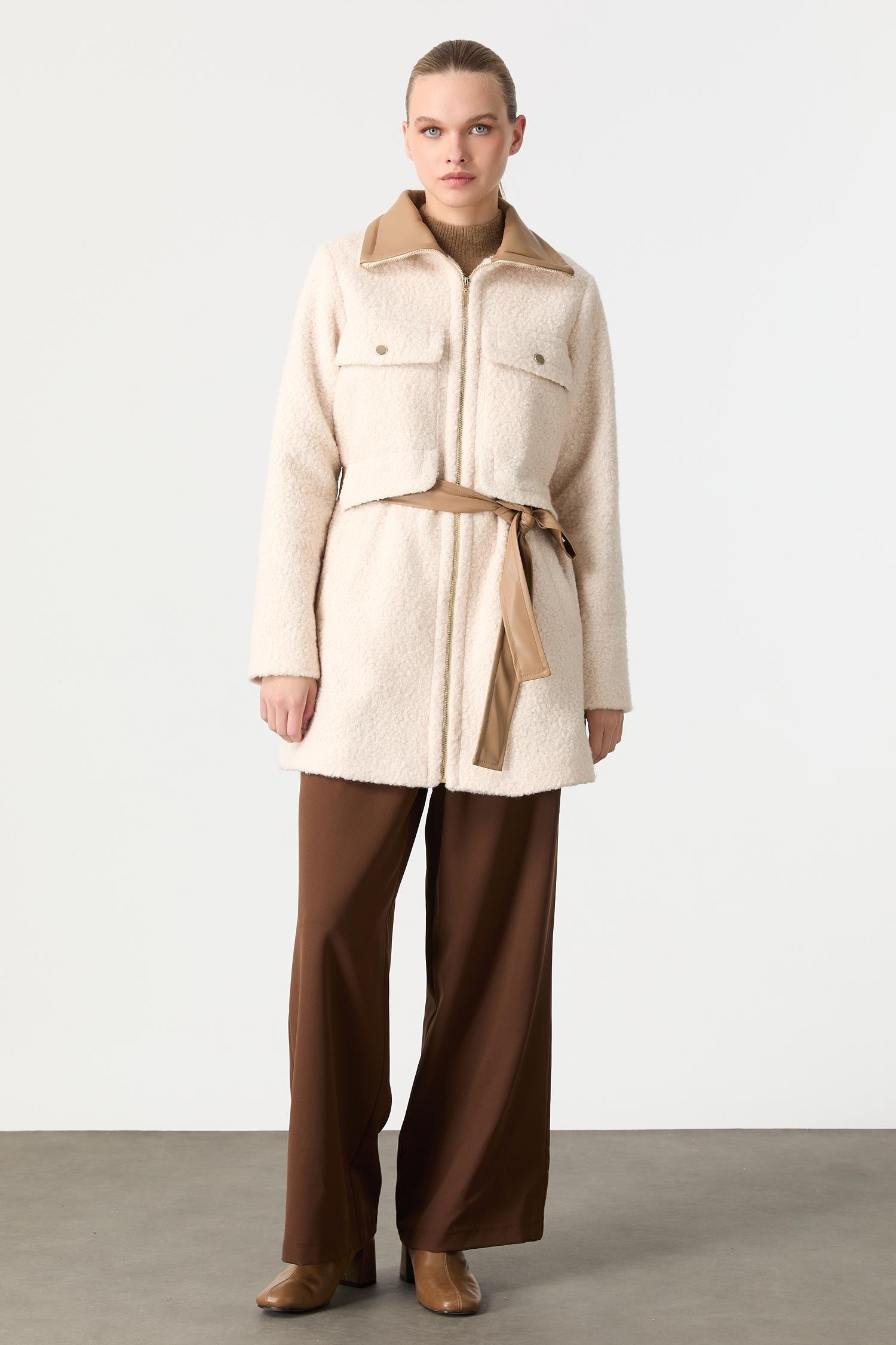 Deri Kuşak Detaylı Buklet Kaban-KREM