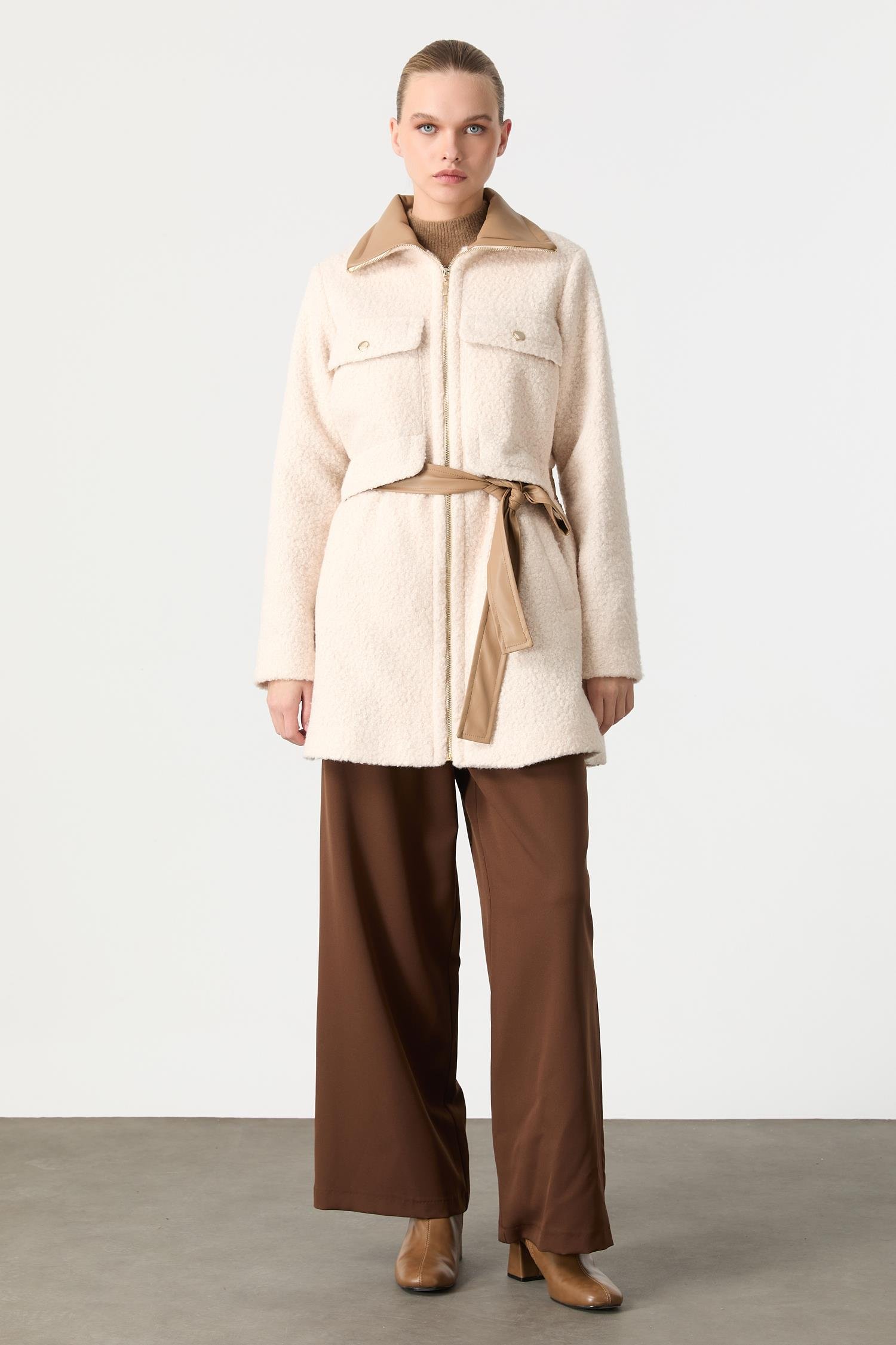 Deri Kuşak Detaylı Buklet Kaban-KREM