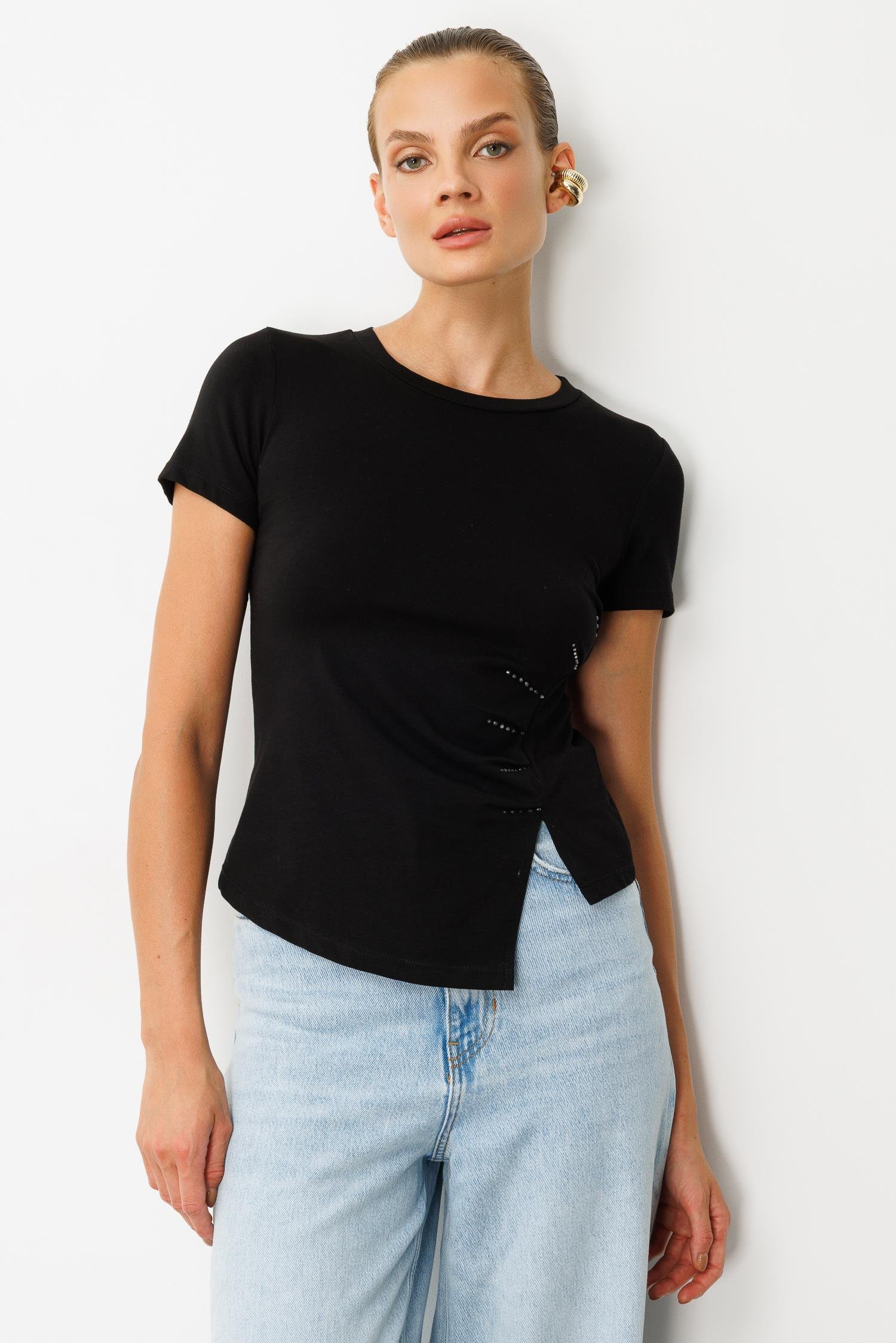 Drape Detaylı Taşlı Tişört-SİYAH