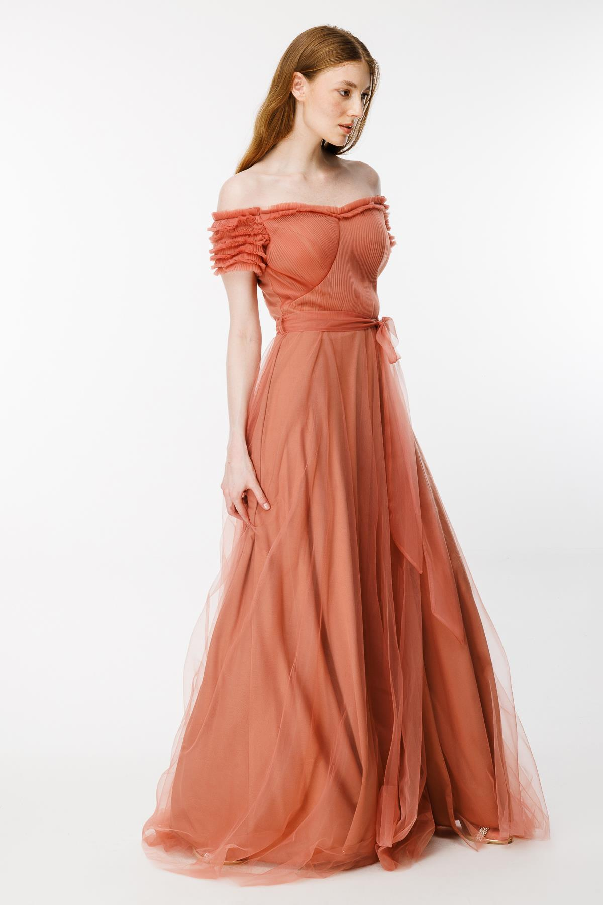 Düşük Omuz Yırtmaçlı Tül Abiye-ŞEFTALİ