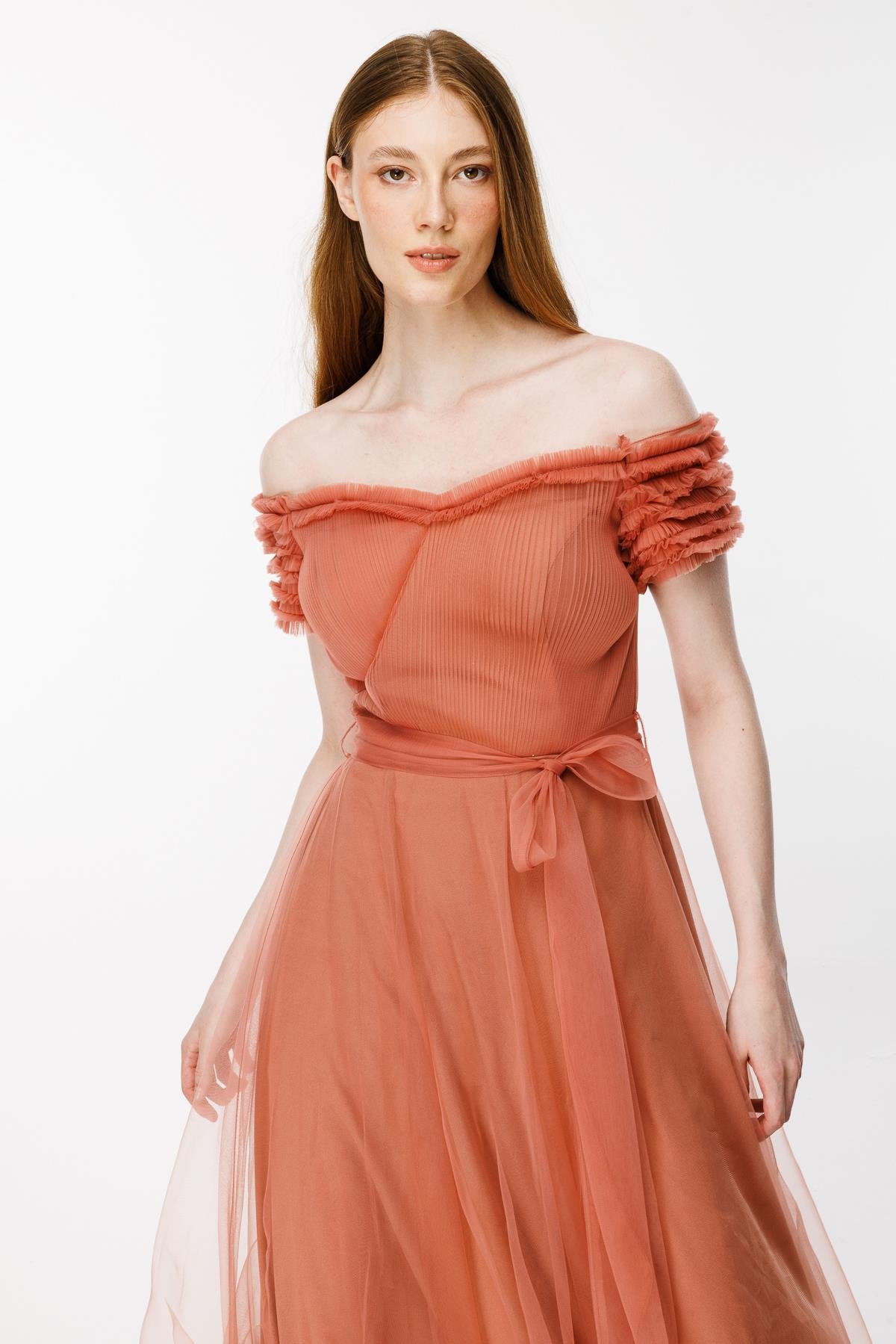 Düşük Omuz Yırtmaçlı Tül Abiye-ŞEFTALİ