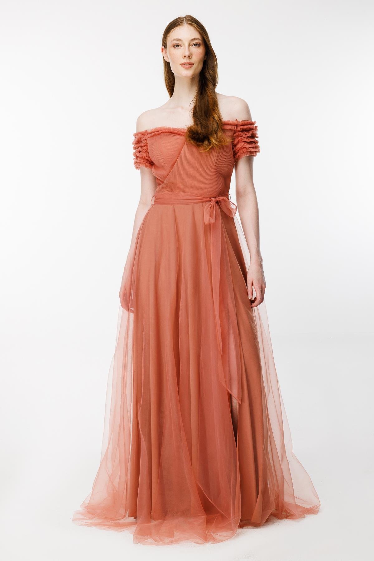 Düşük Omuz Yırtmaçlı Tül Abiye-ŞEFTALİ