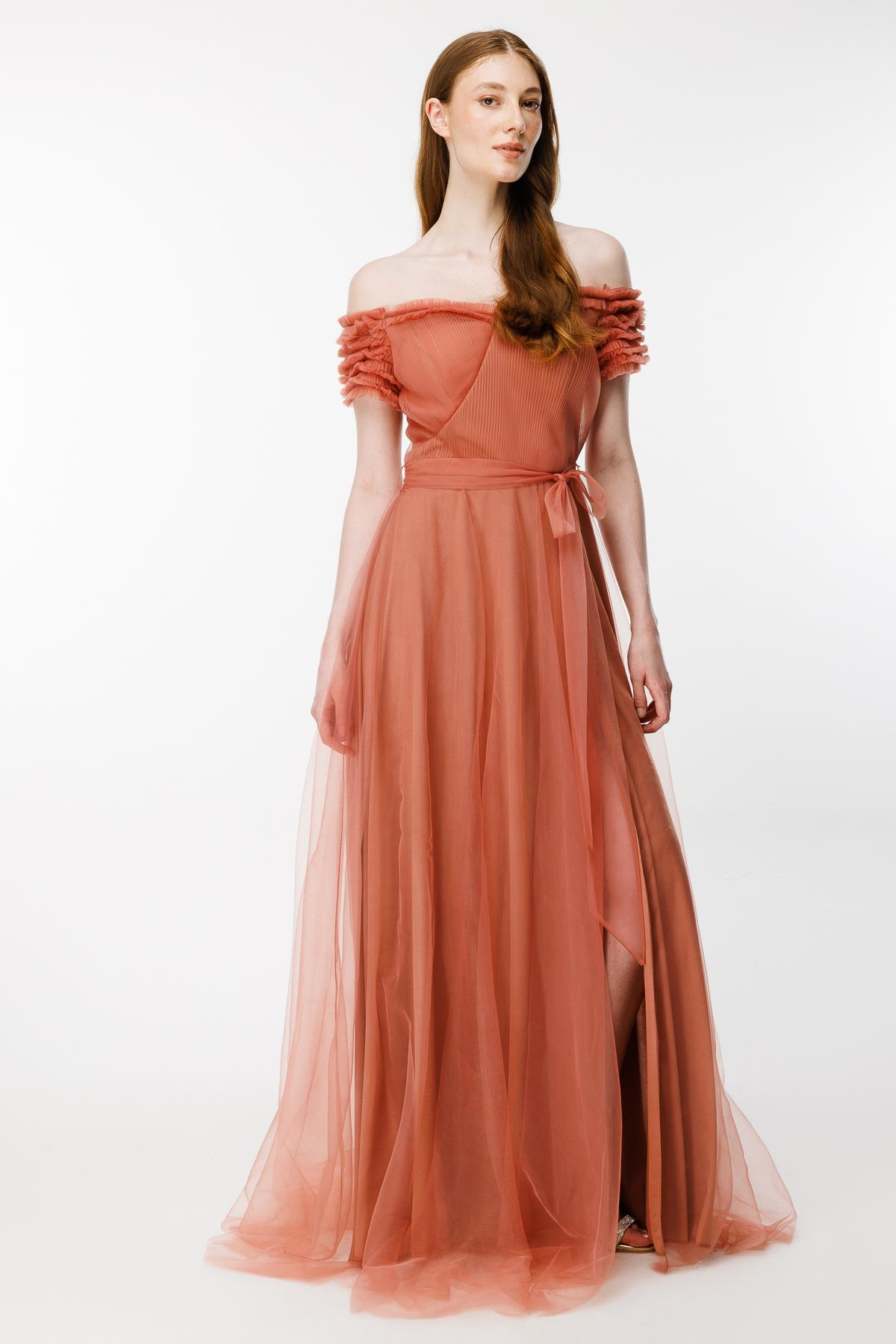 Düşük Omuz Yırtmaçlı Tül Abiye-ŞEFTALİ