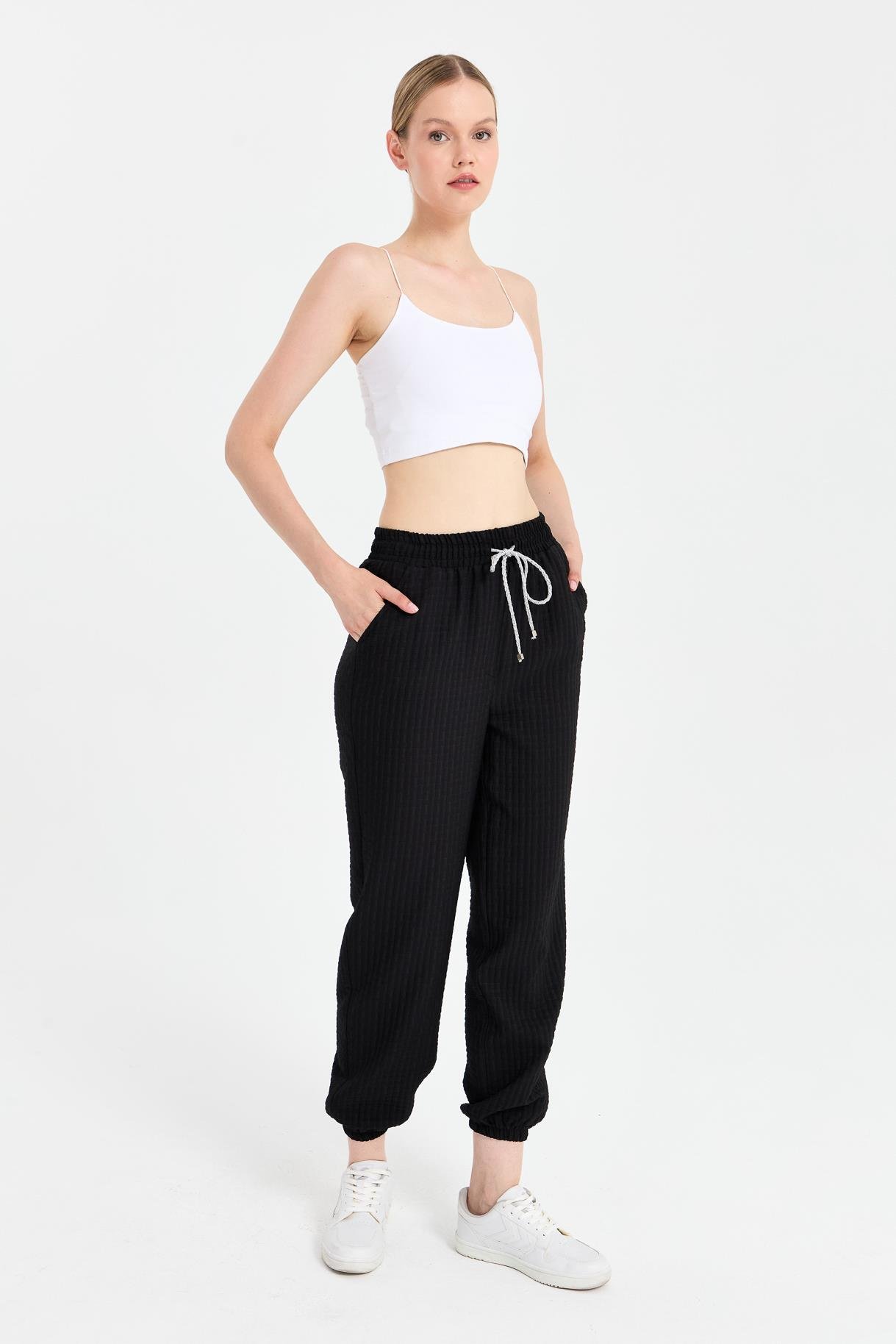 Paçası ve Beli Lastikli Dokulu Pantolon-SİYAH