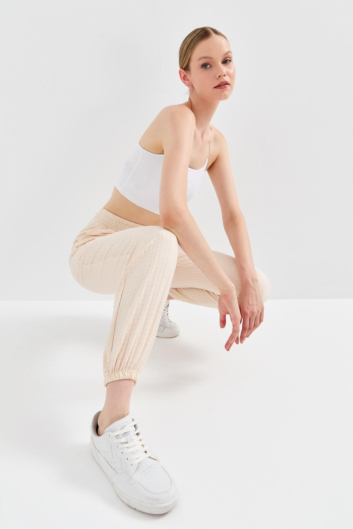 Paçası ve Beli Lastikli Dokulu Pantolon-BEJ