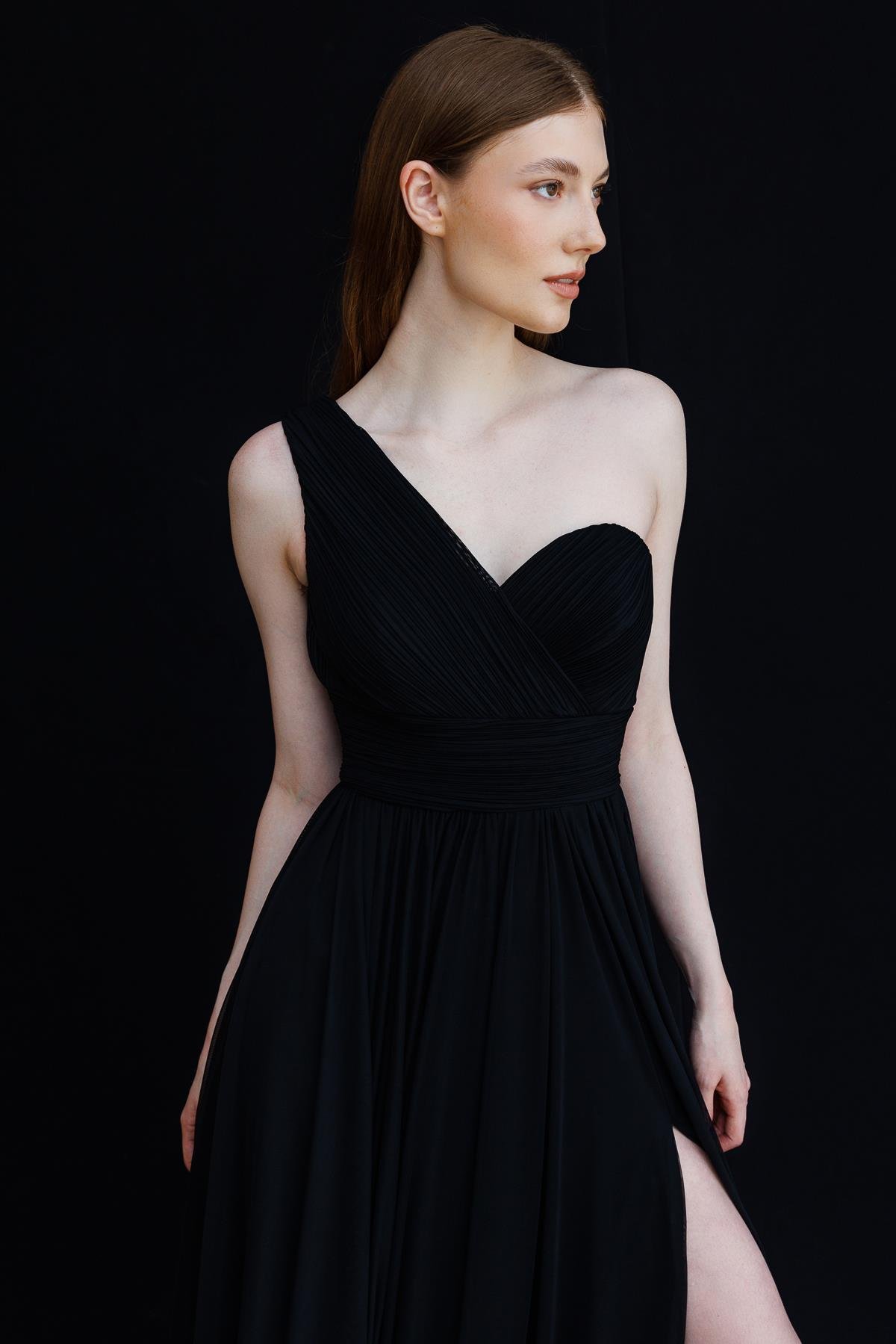 Tek Omuz Dpape Ve Yırtmaç Detaylı Abiye-SİYAH