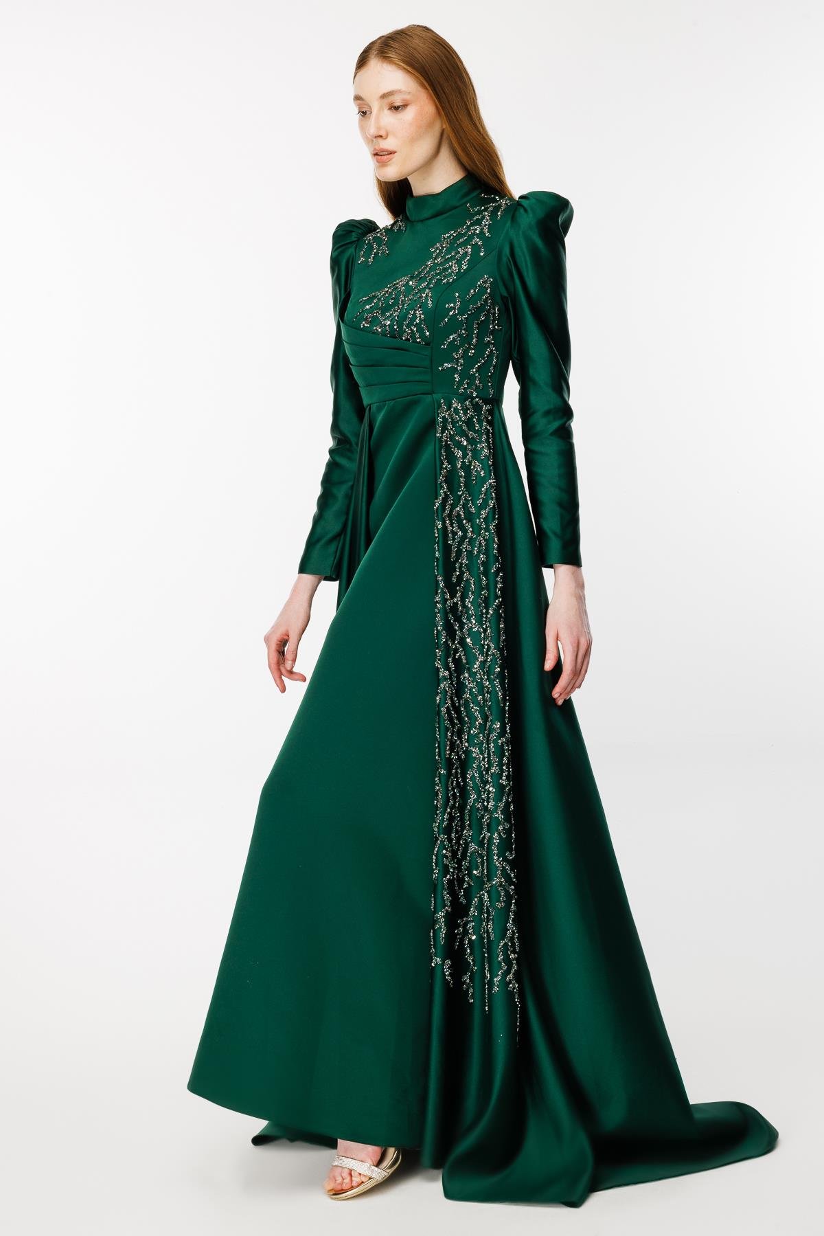 Yaka Ve Eteği İşlemeli Kuyruklu Abiye-ZÜMRÜT