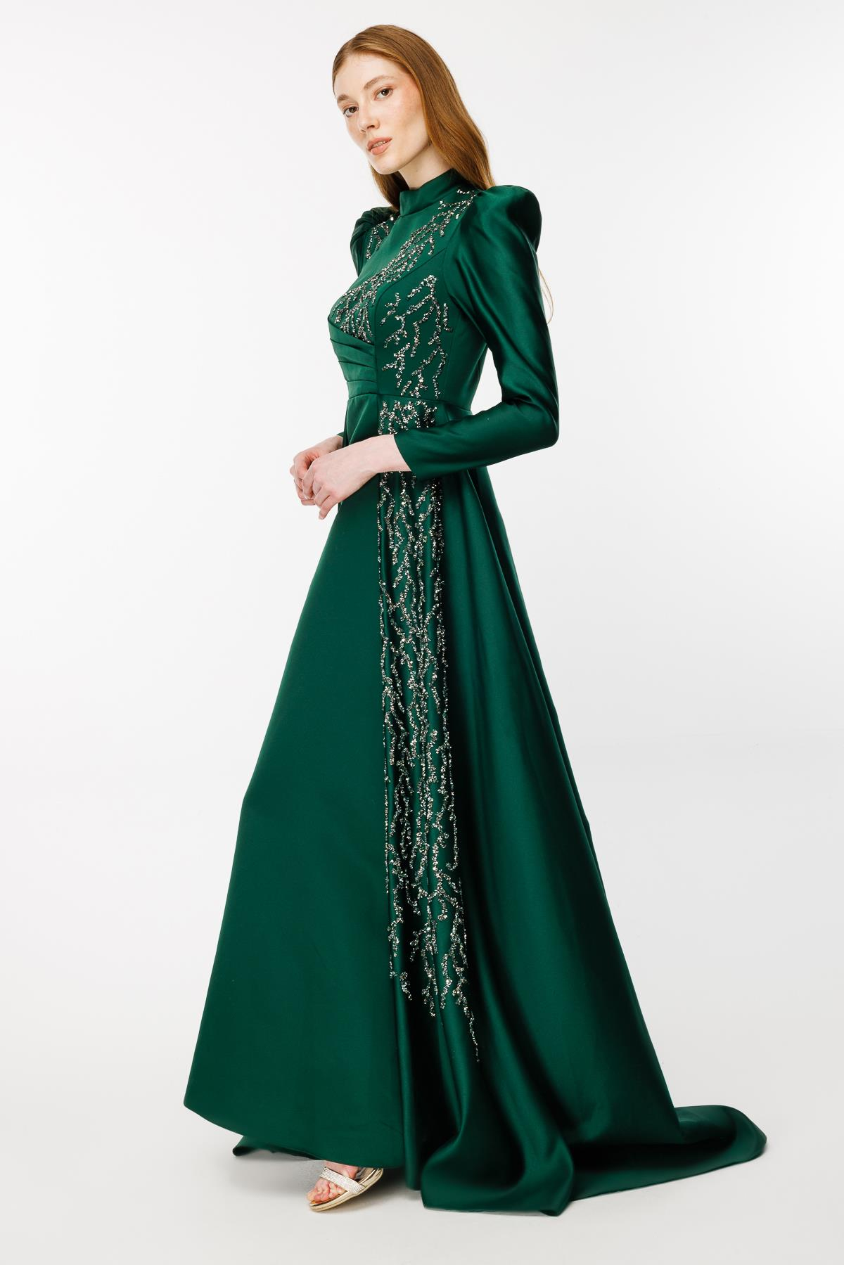 Yaka Ve Eteği İşlemeli Kuyruklu Abiye-ZÜMRÜT