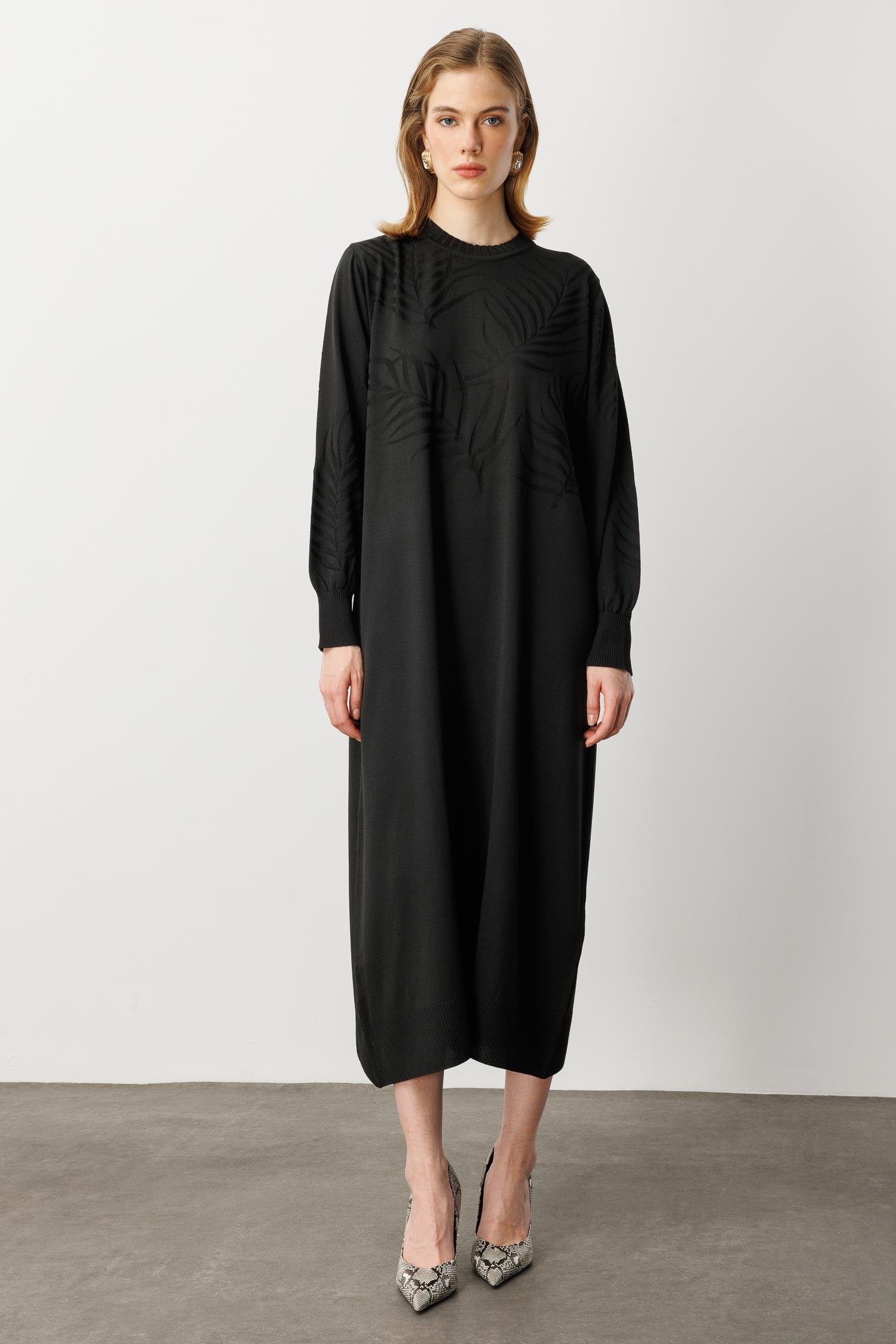 Yaprak Desenli Uzun Triko Elbise-SİYAH