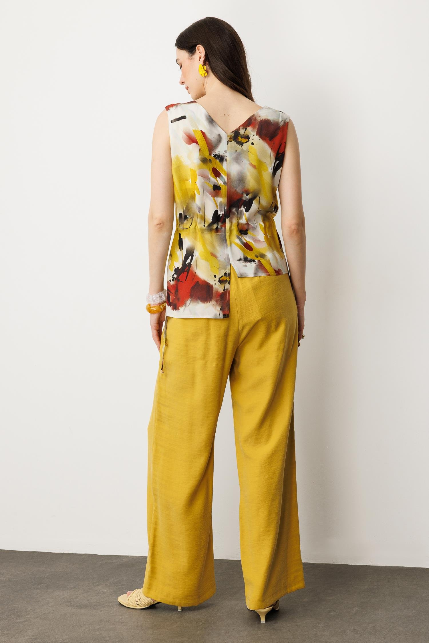 Asimetrik Kesim Baskılı Kolsuz Bluz-SARI