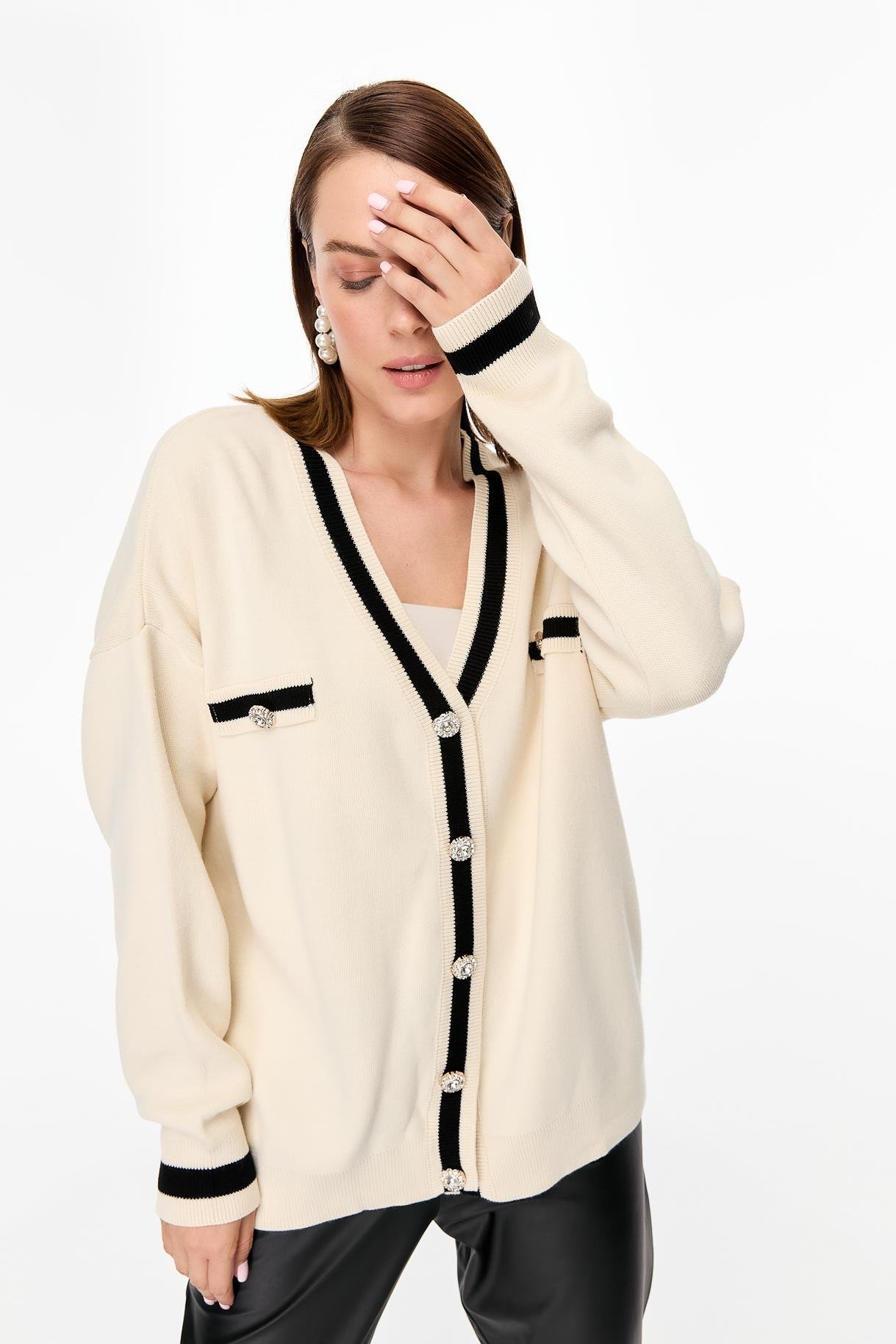 Biyeli Taşlı Düğmeli Triko Hırka - EKRU