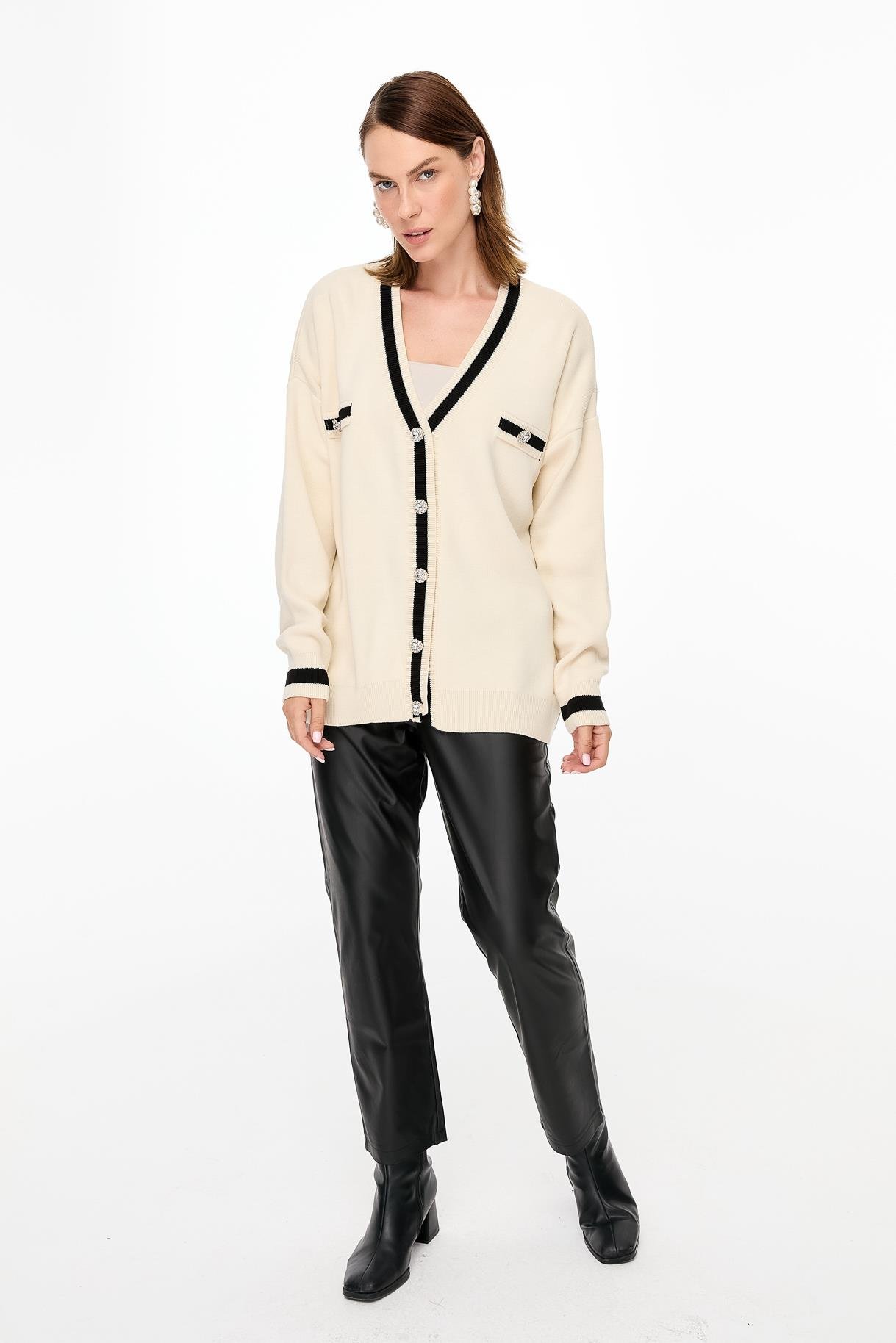 Biyeli Taşlı Düğmeli Triko Hırka - EKRU