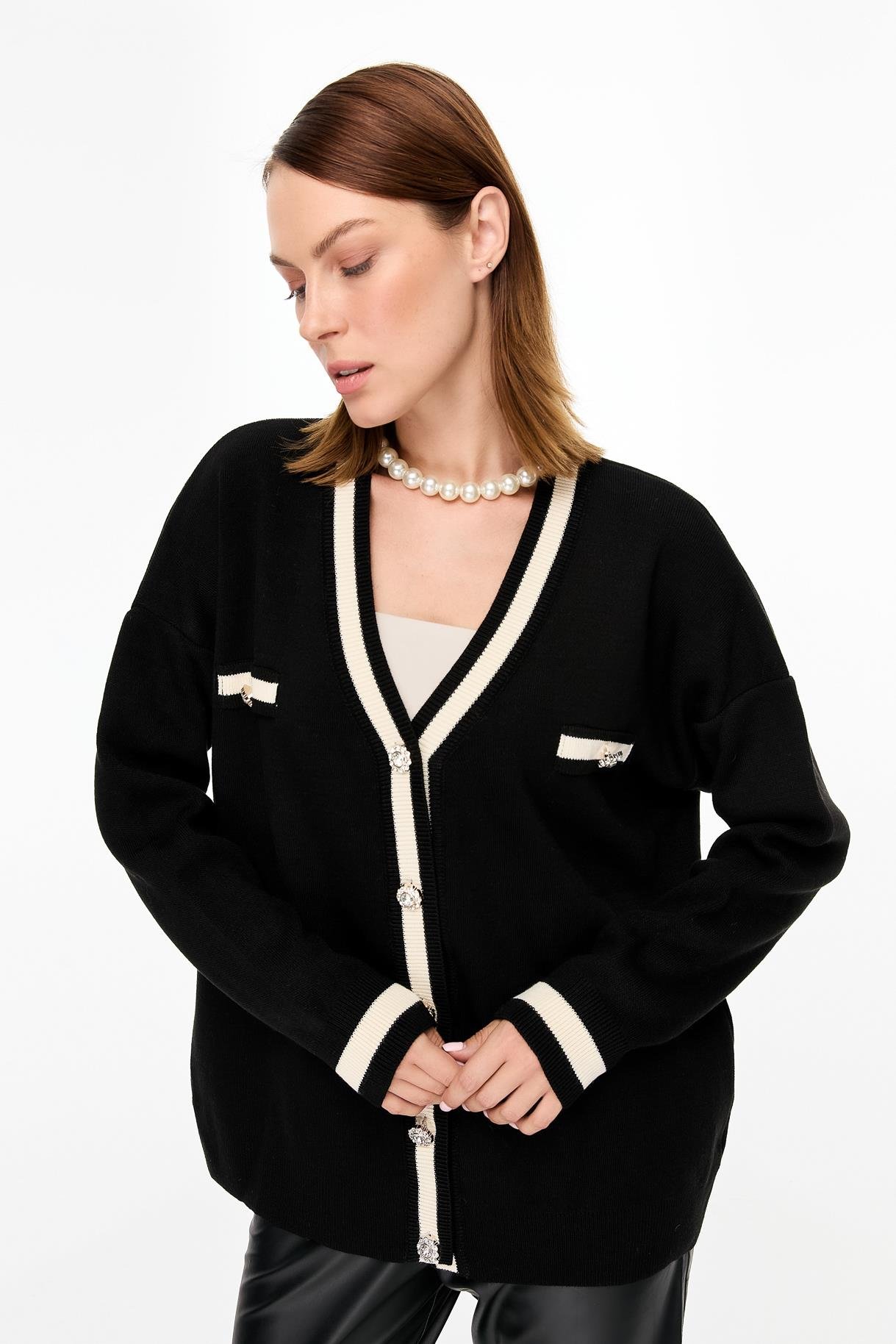 Biyeli Taşlı Düğmeli Triko Hırka - SİYAH