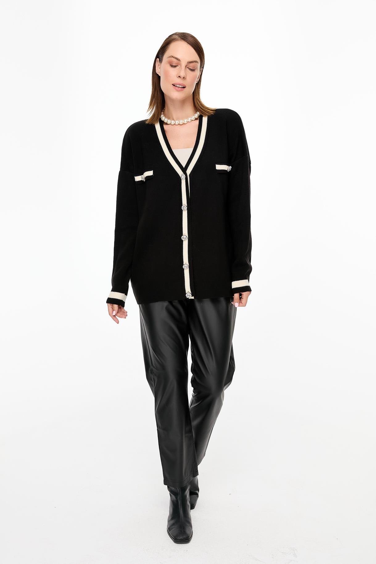 Biyeli Taşlı Düğmeli Triko Hırka - SİYAH