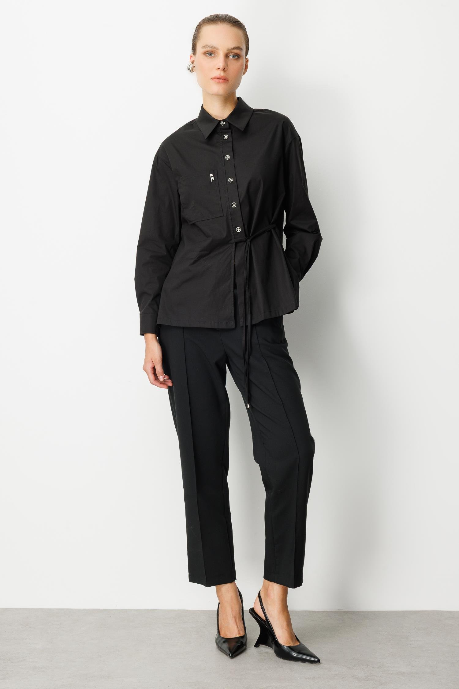 Broşlu Bağlama Detay Gömlek-SİYAH