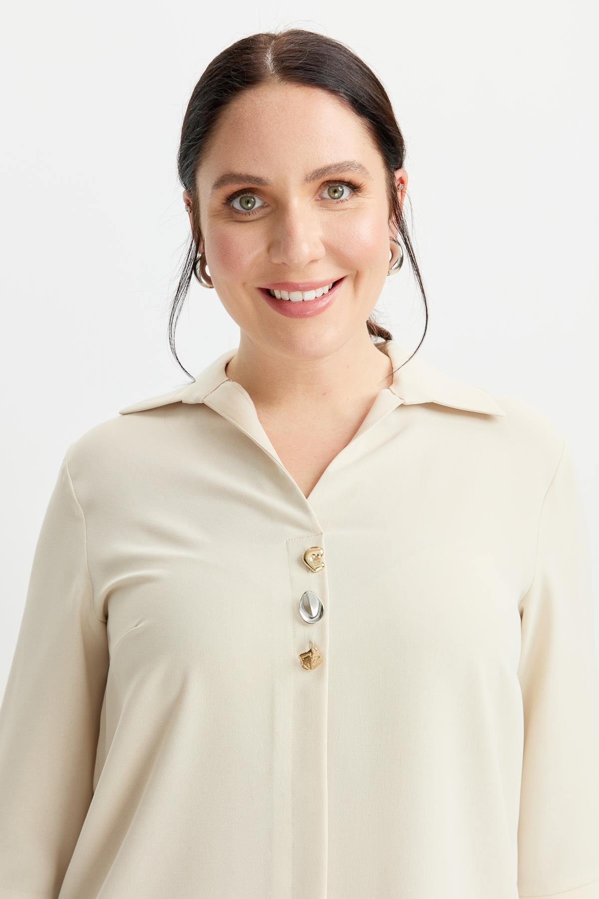 Büyük Beden Broş Detaylı Gömlek-KUM