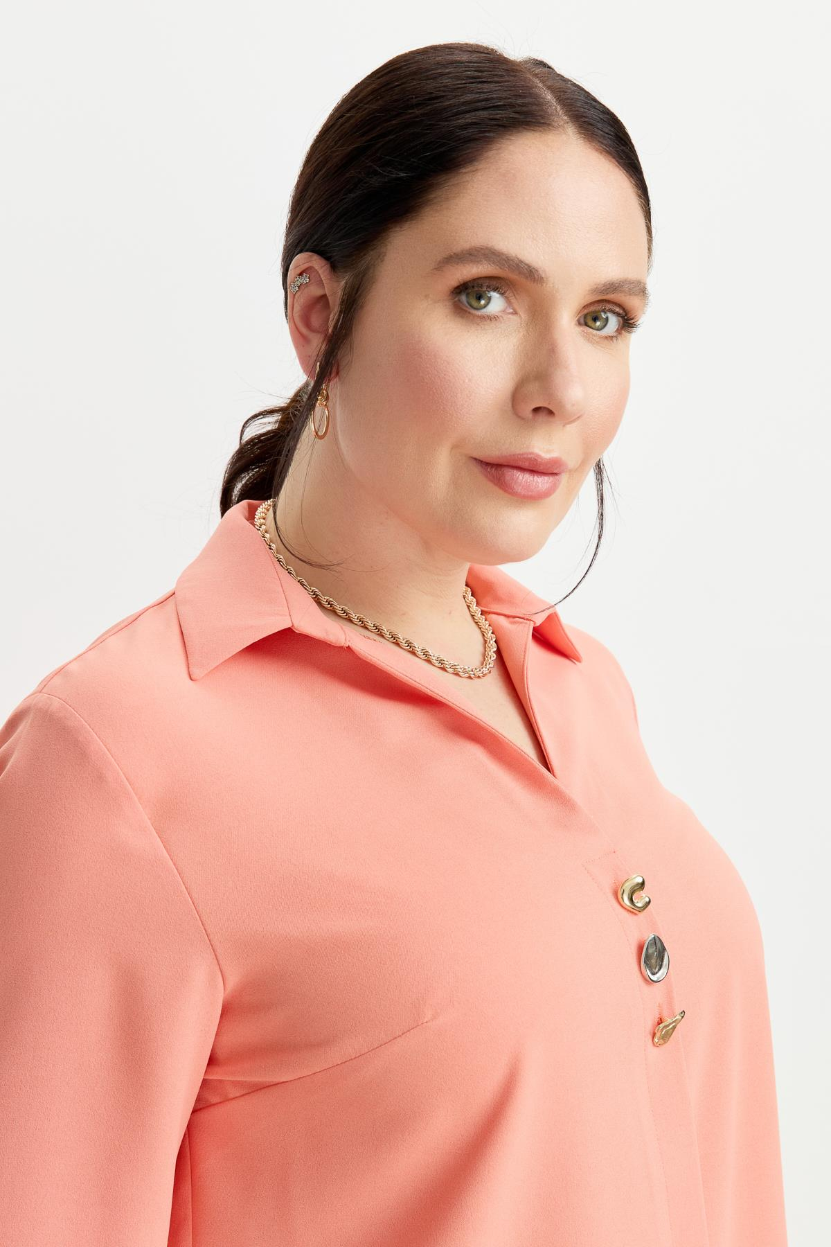 Büyük Beden Broş Detaylı Gömlek-ŞEFTALİ