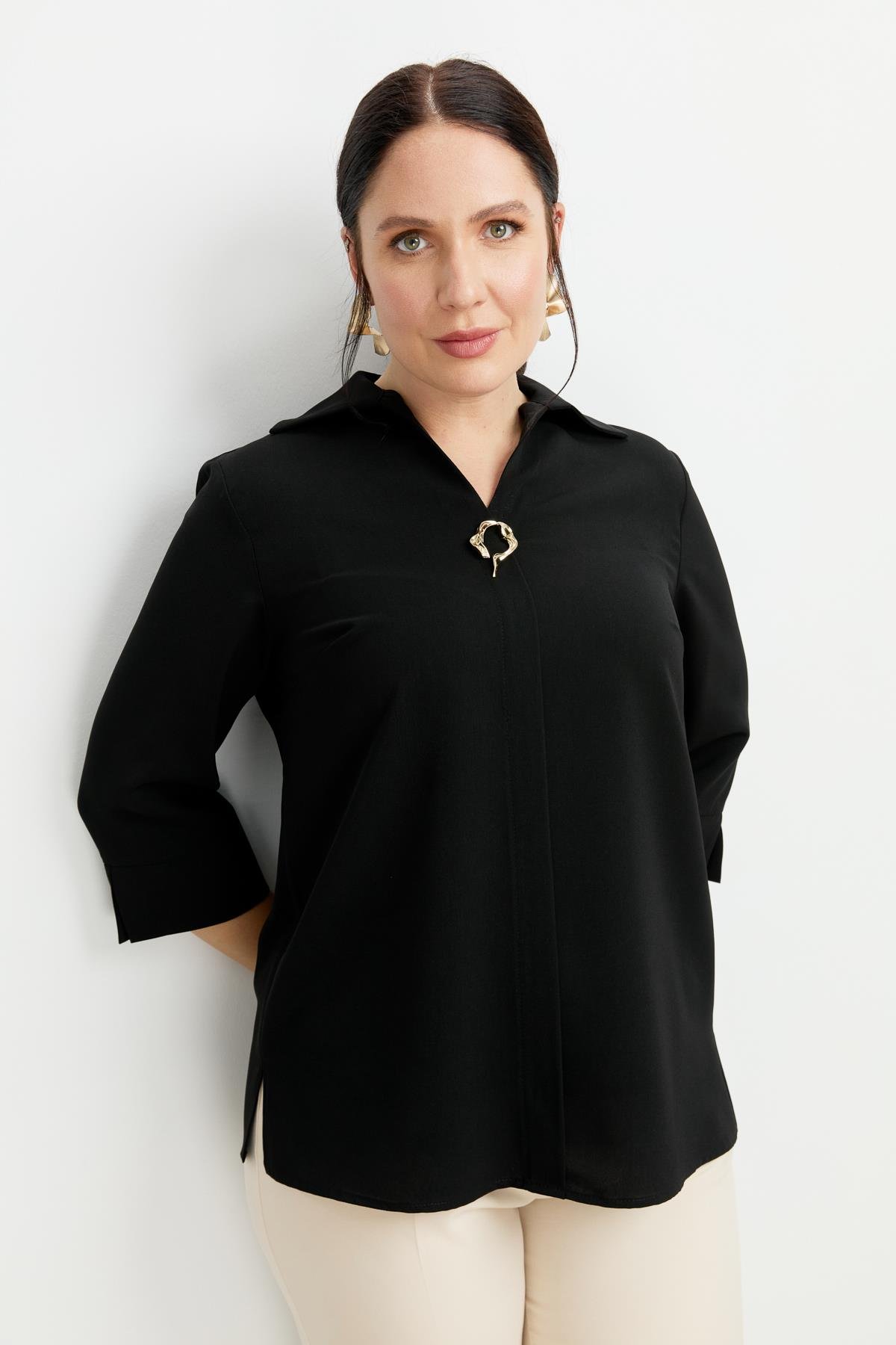 Büyük Beden Broş Detaylı Gömlek-SİYAH