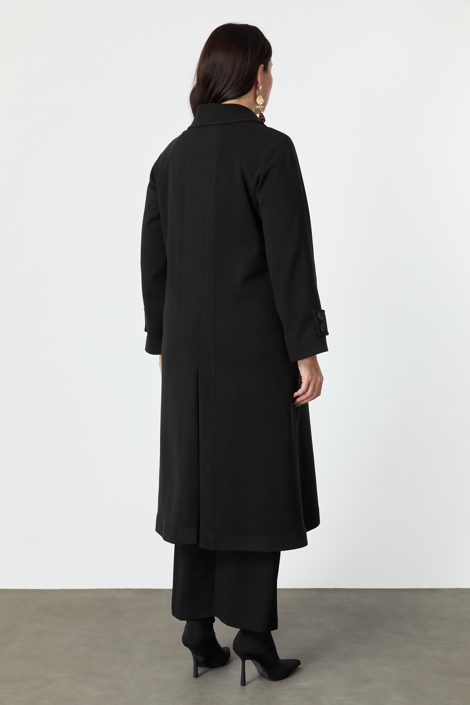 Büyük Beden Kol Detaylı Uzun Kaban-SİYAH